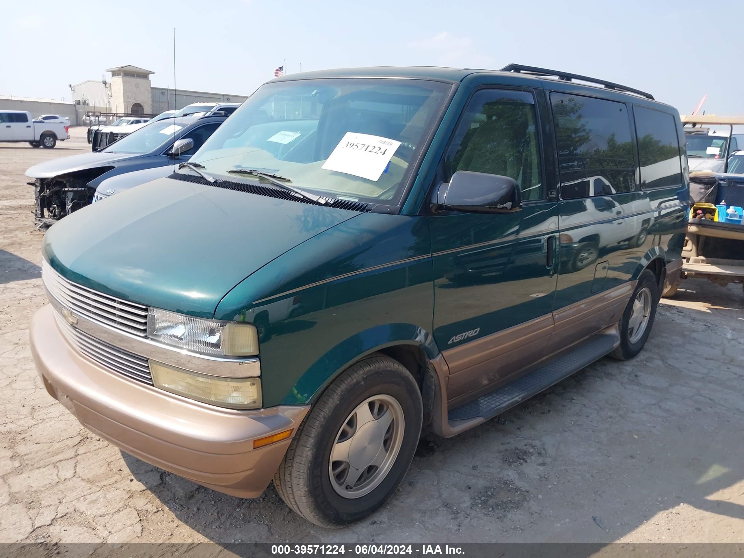 Price & History 2001 Chevrolet Astro Ls 4.3l V-6 190hp vin