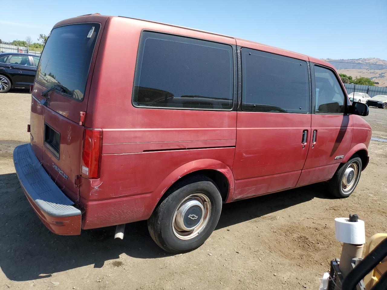 1999 Chevrolet Astro Red vin: 1GNDM19W7XB195832