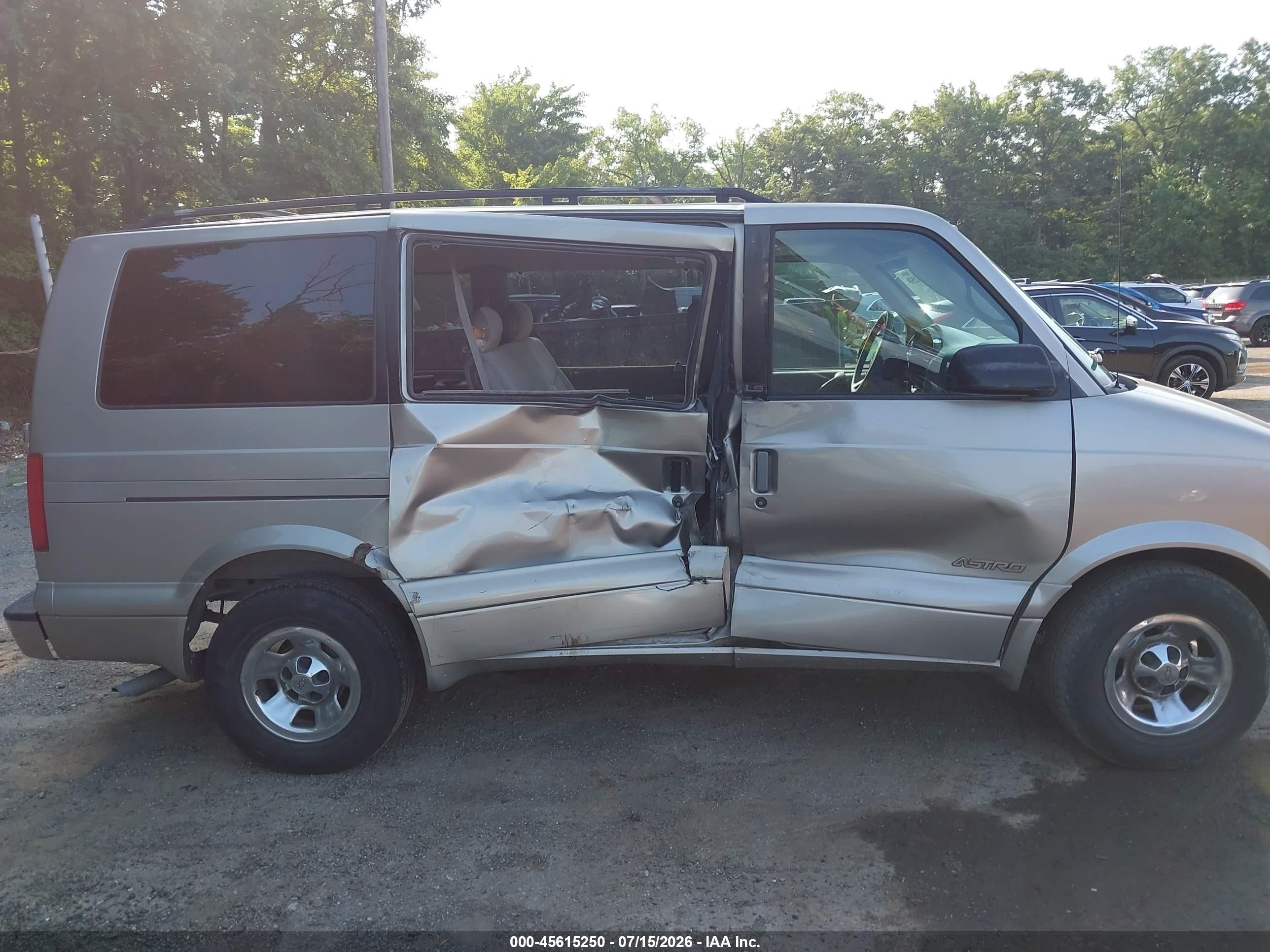 2001 Chevrolet Astro Ls Gold vin: 1GNDM19W81B152320