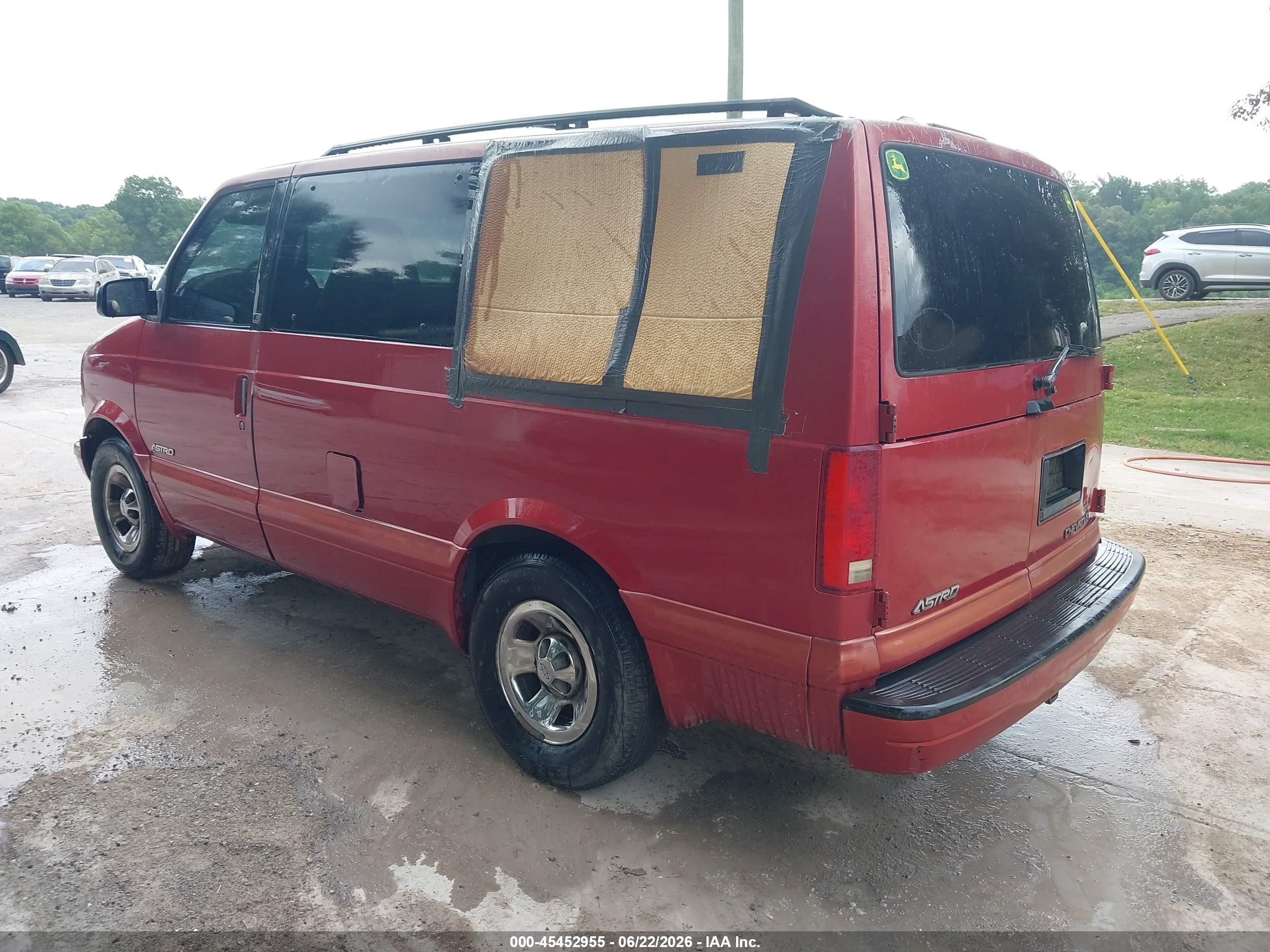 1998 Chevrolet Astro Passenger   Red vin: 1GNDM19W8WB153622
