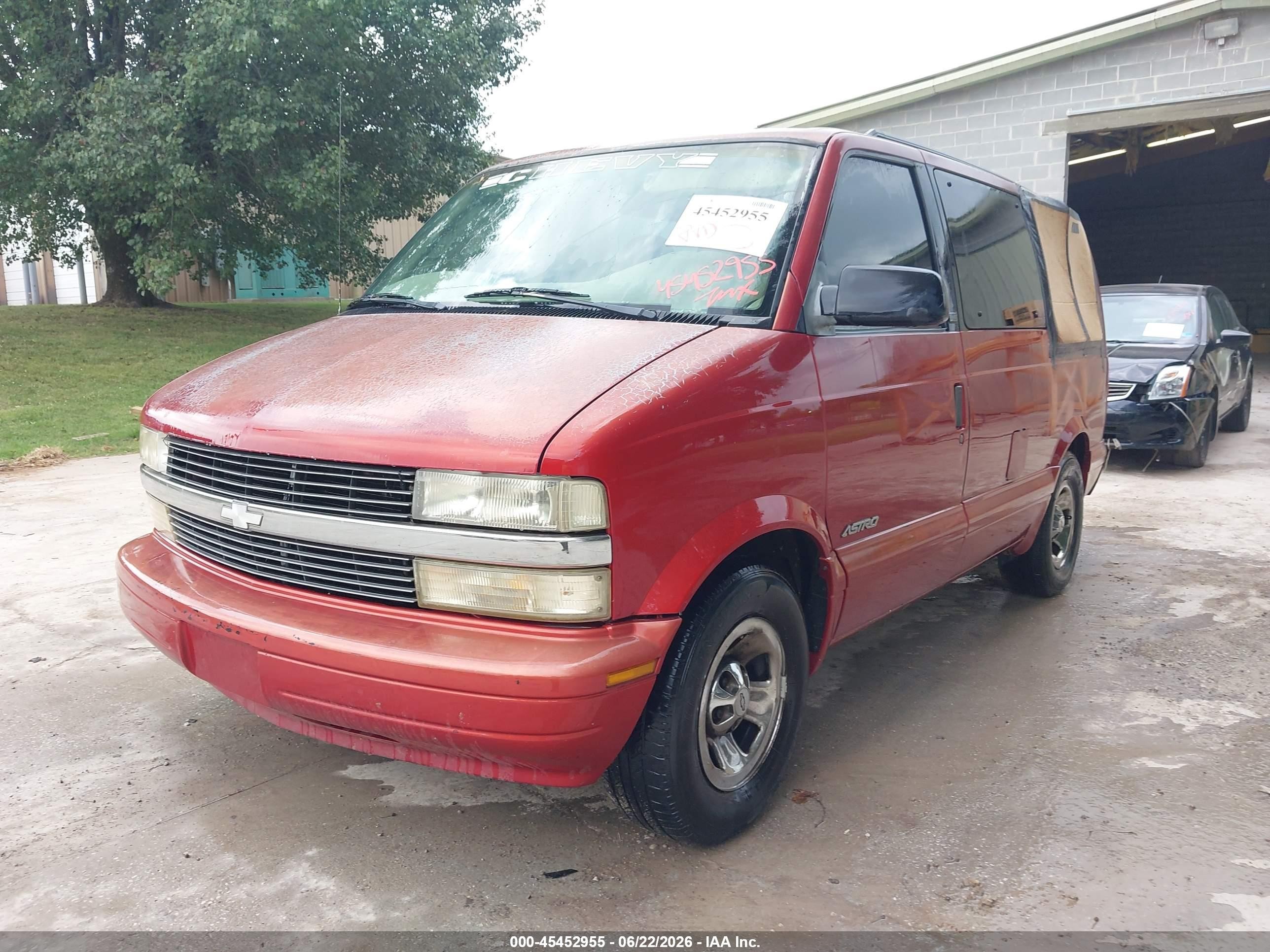 1998 Chevrolet Astro Passenger   Red vin: 1GNDM19W8WB153622