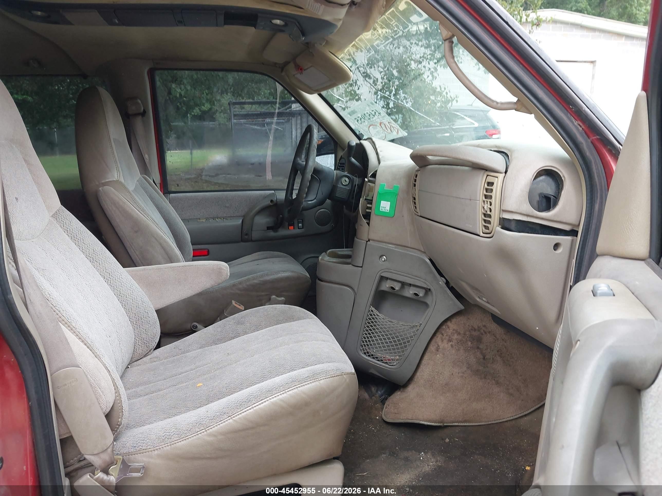 1998 Chevrolet Astro Passenger   Red vin: 1GNDM19W8WB153622