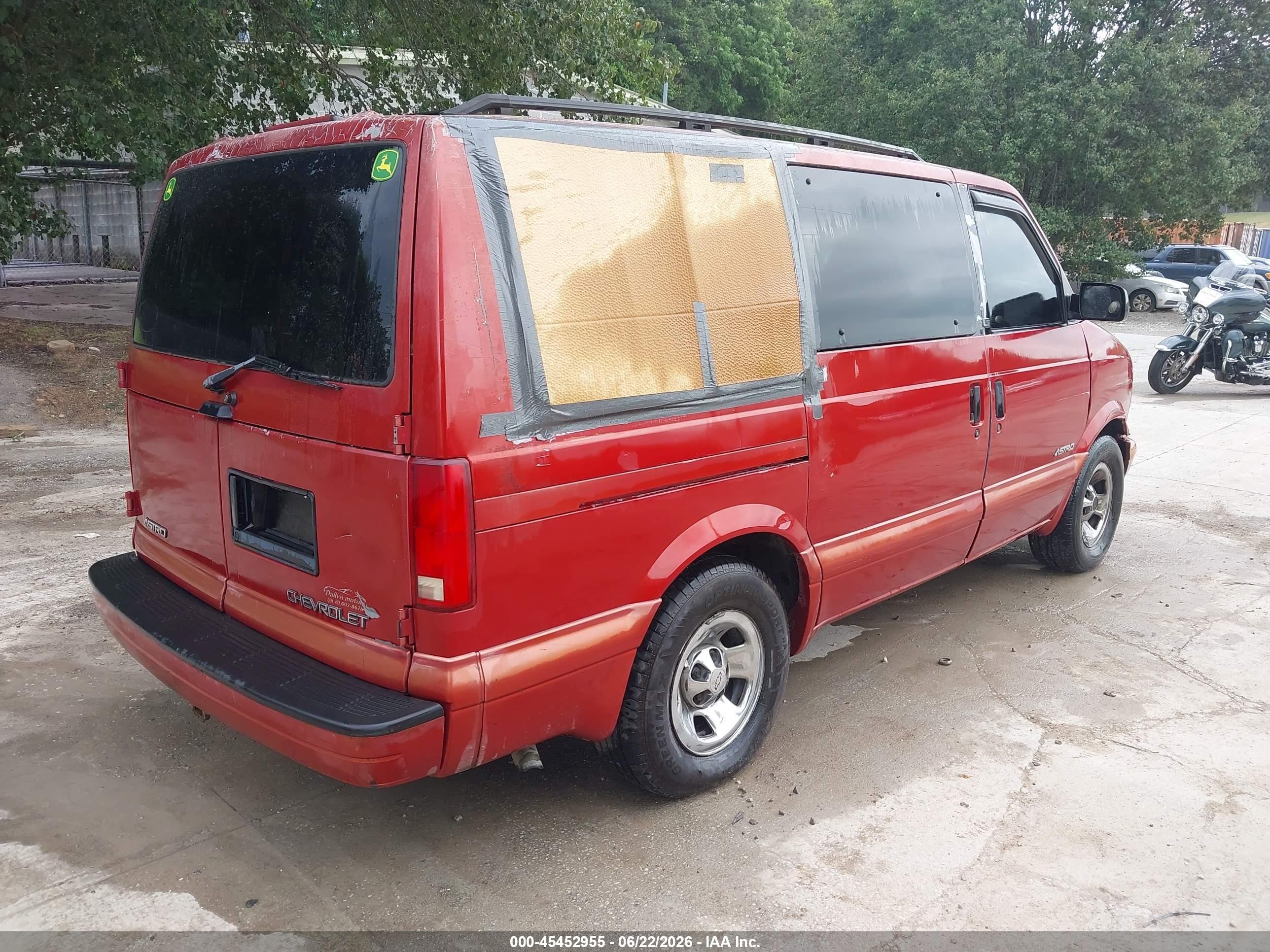 1998 Chevrolet Astro Passenger   Red vin: 1GNDM19W8WB153622