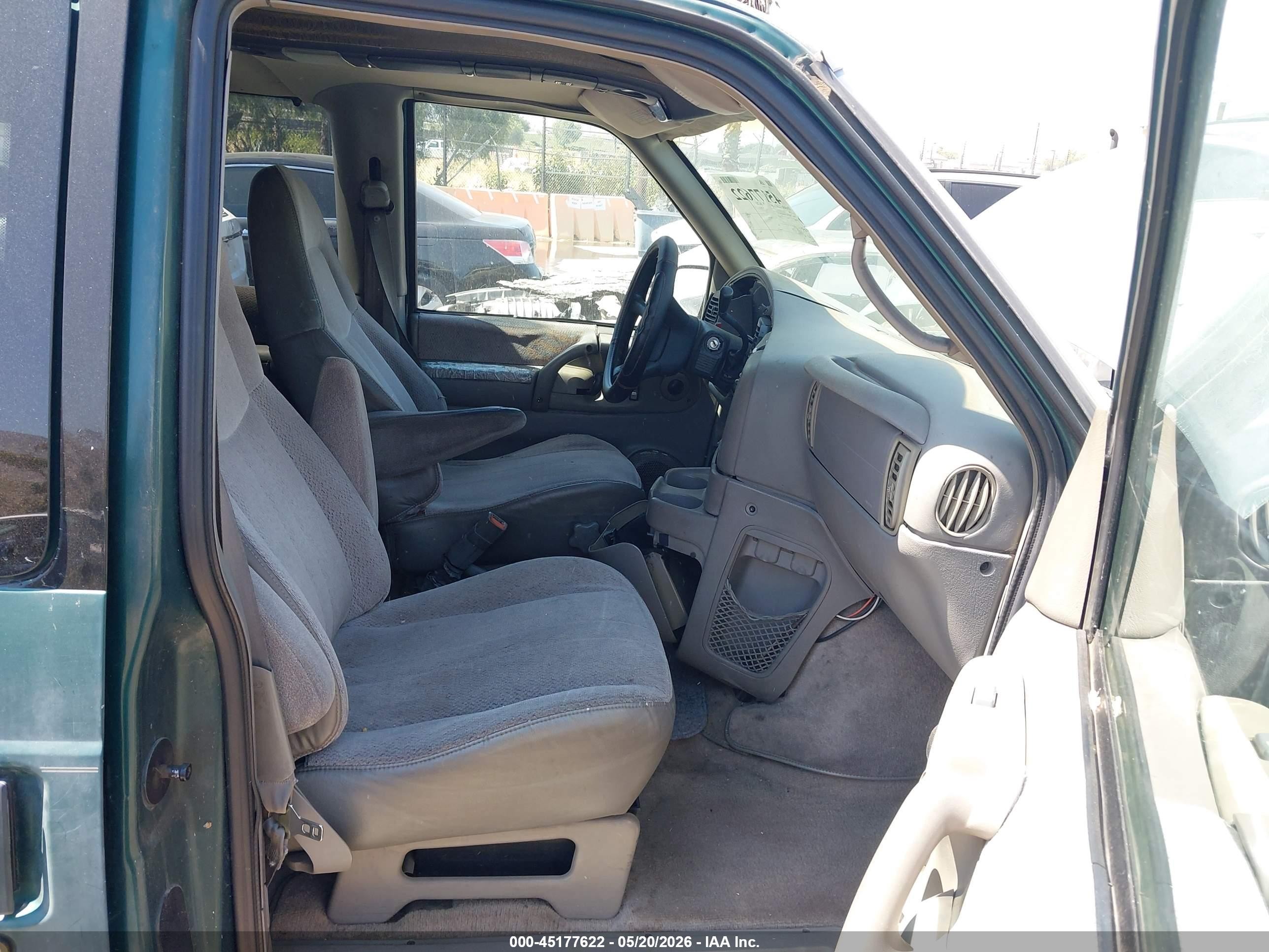 1998 Chevrolet Astro   Green vin: 1GNDM19W8WB204519