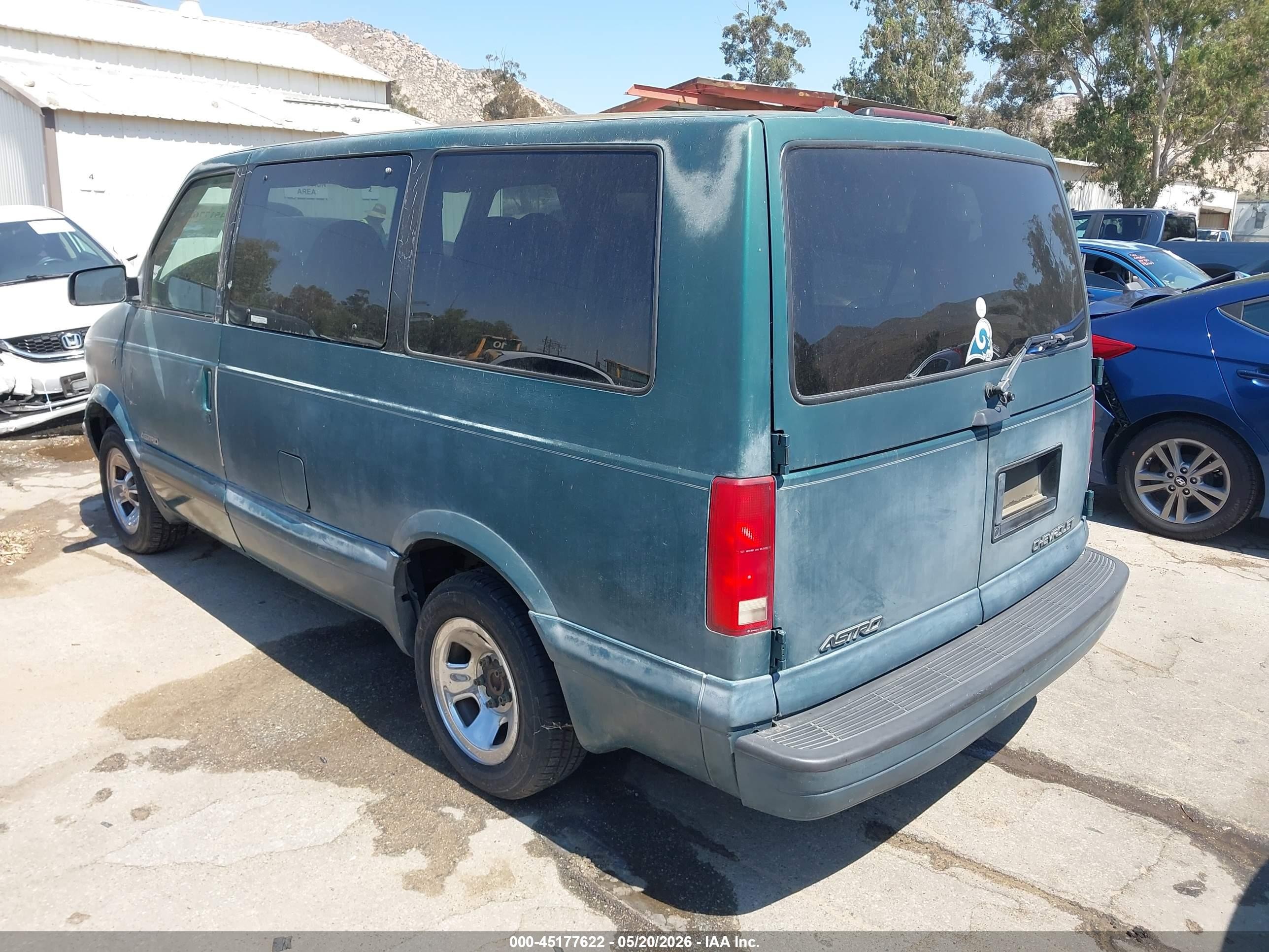 1998 Chevrolet Astro   Green vin: 1GNDM19W8WB204519
