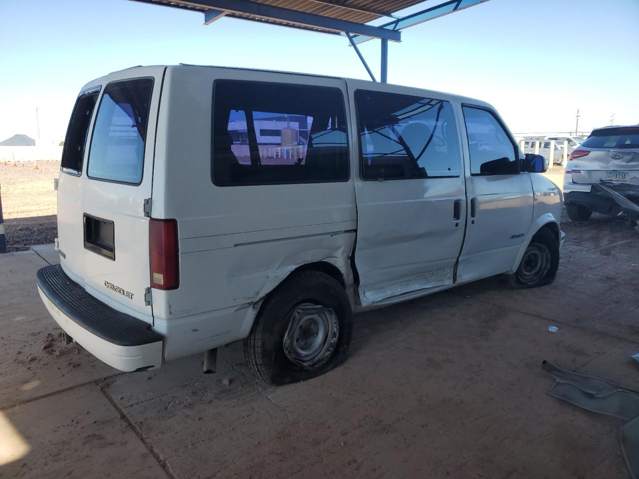 1999 Chevrolet Astro White vin: 1GNDM19W8XB196228