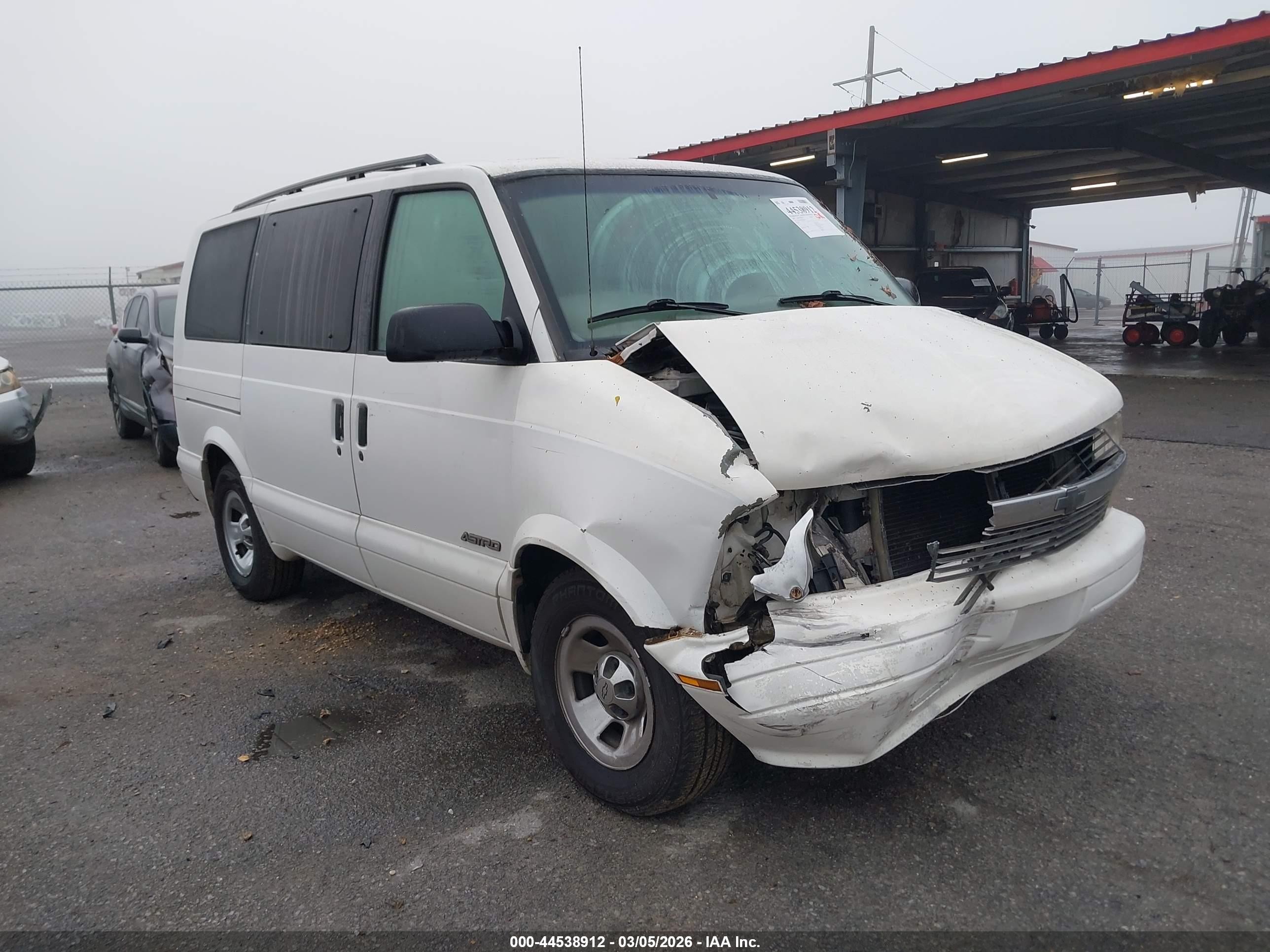 1999 Chevrolet Astro   White vin: 1GNDM19W9XB162041