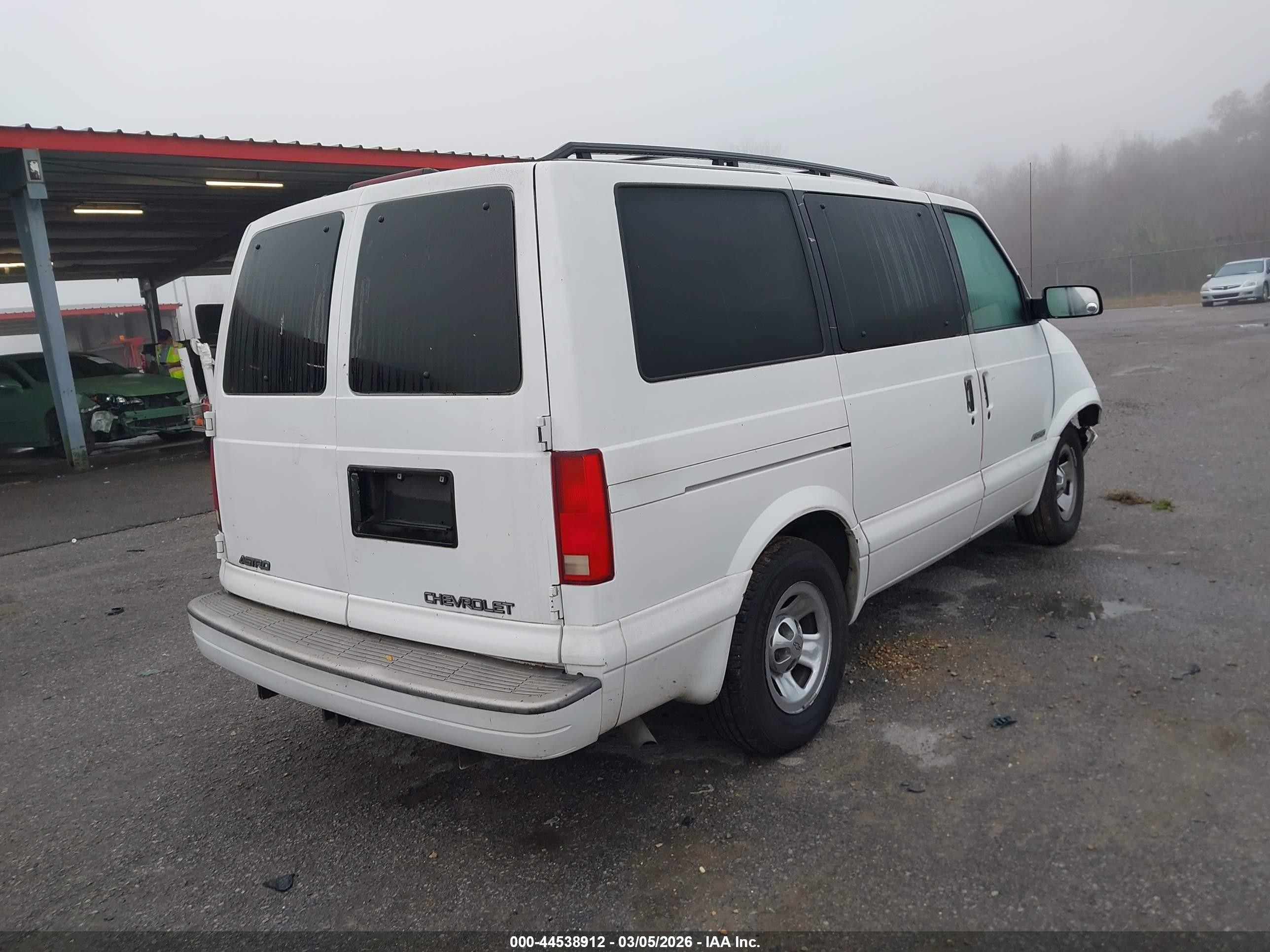1999 Chevrolet Astro   White vin: 1GNDM19W9XB162041