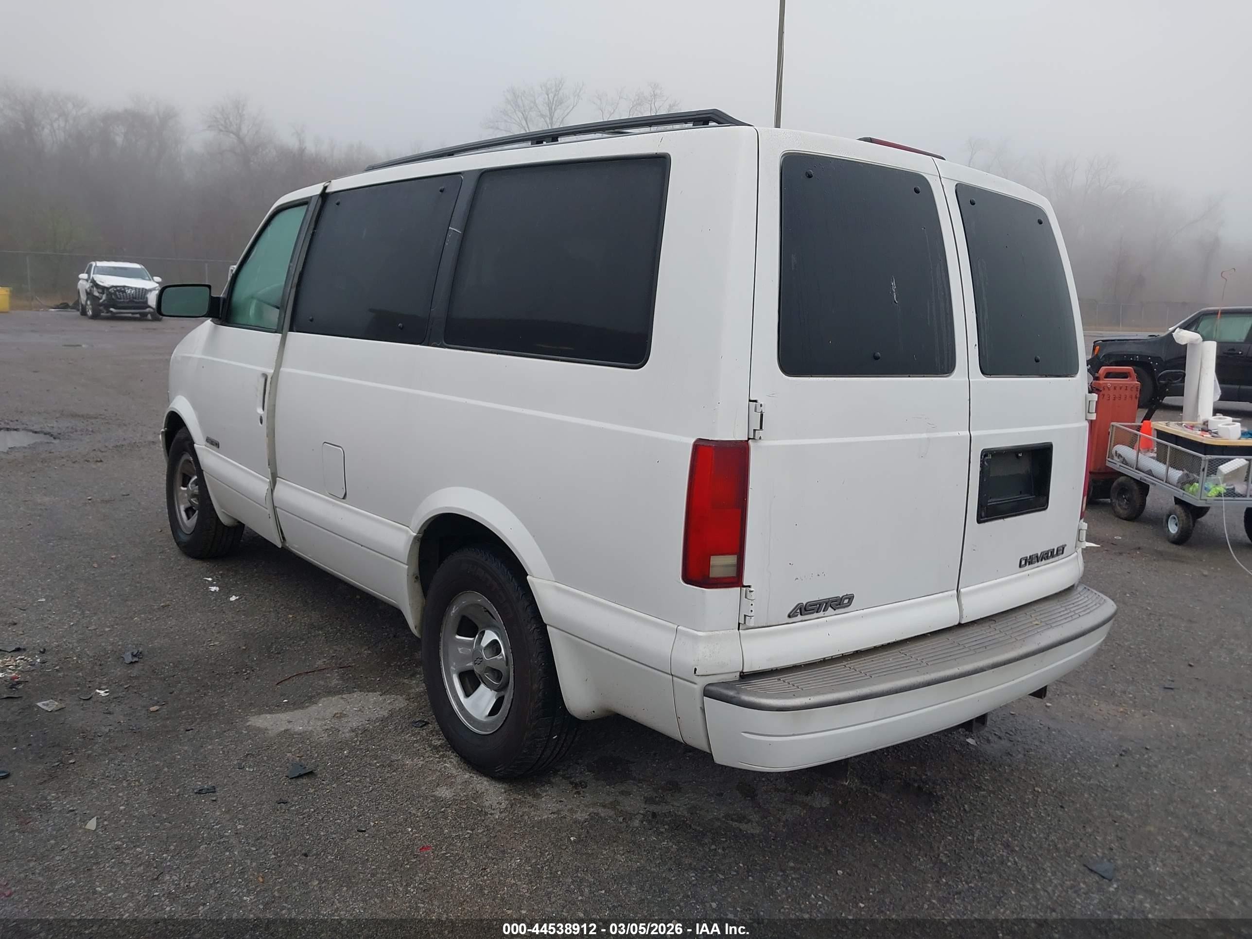 1999 Chevrolet Astro   White vin: 1GNDM19W9XB162041