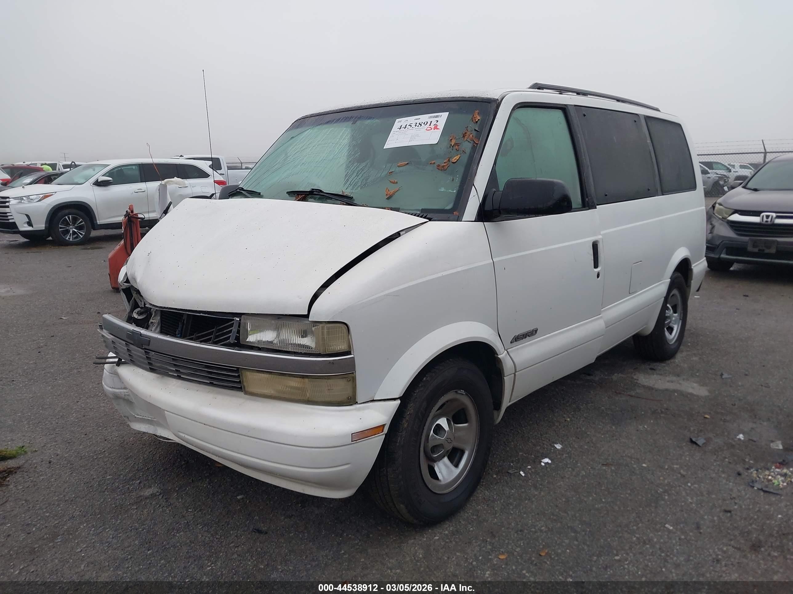 1999 Chevrolet Astro   White vin: 1GNDM19W9XB162041