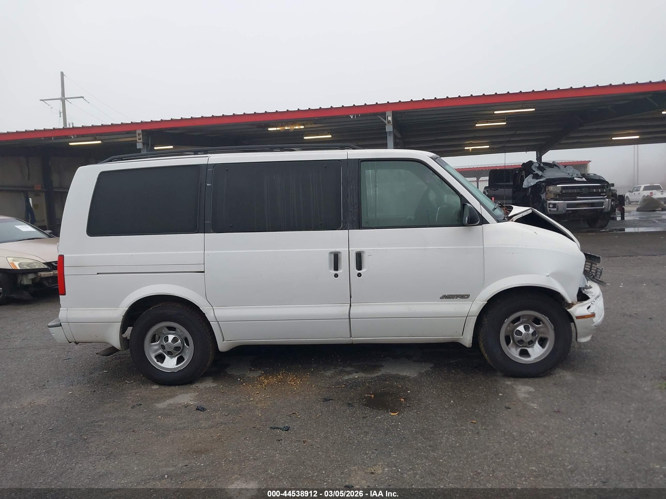 1999 Chevrolet Astro   White vin: 1GNDM19W9XB162041