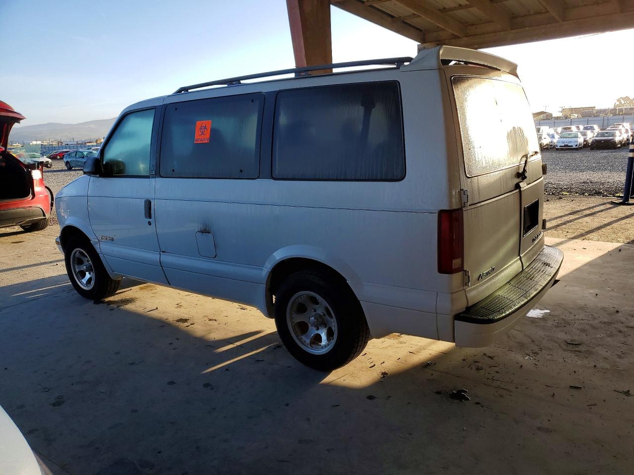 2001 Chevrolet Astro White vin: 1GNDM19WX1B126575