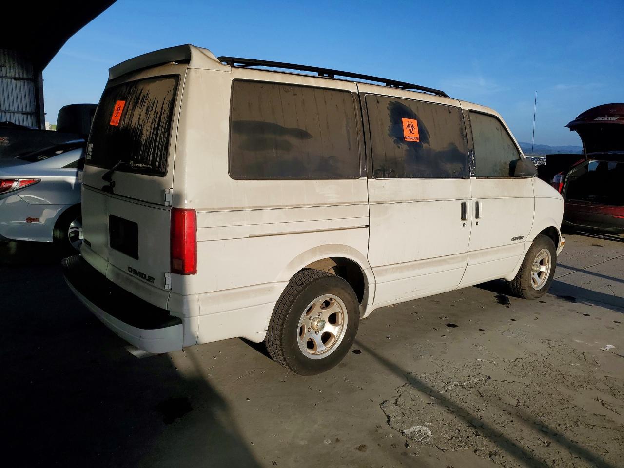 2001 Chevrolet Astro White vin: 1GNDM19WX1B126575