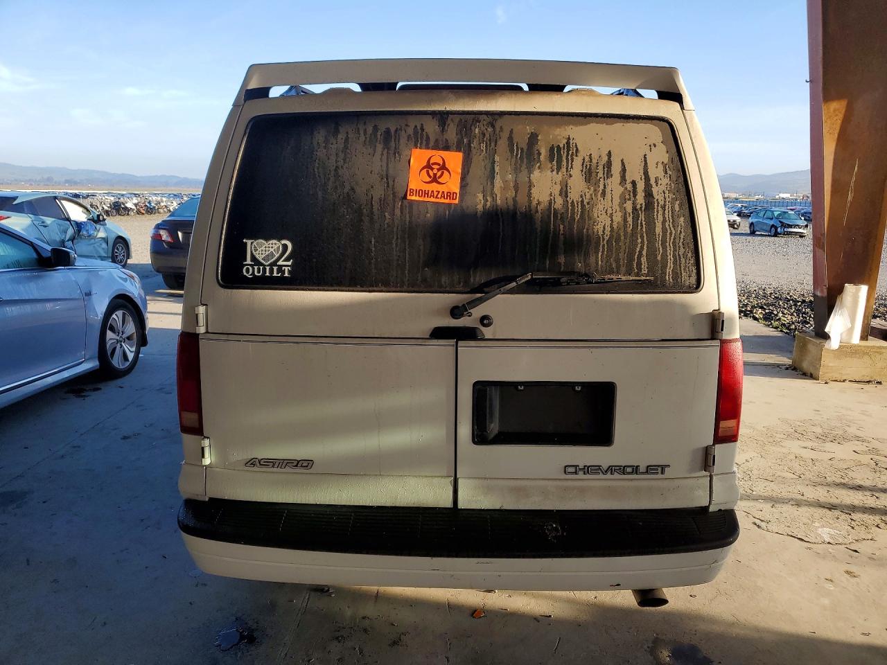 2001 Chevrolet Astro White vin: 1GNDM19WX1B126575