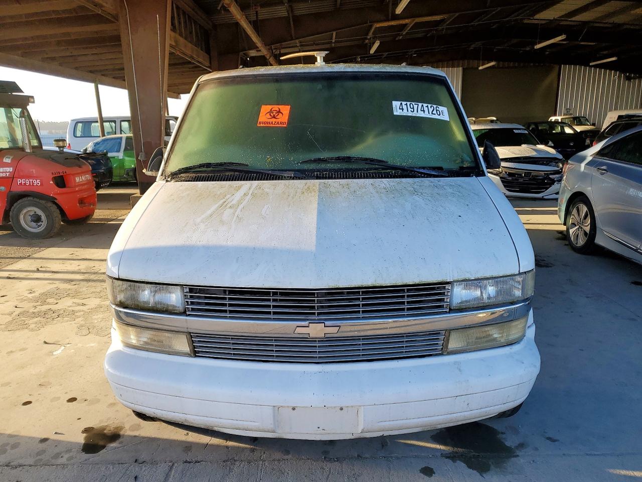 2001 Chevrolet Astro White vin: 1GNDM19WX1B126575