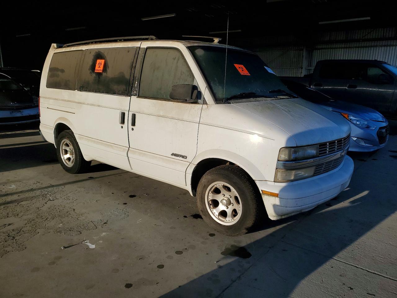 2001 Chevrolet Astro White vin: 1GNDM19WX1B126575