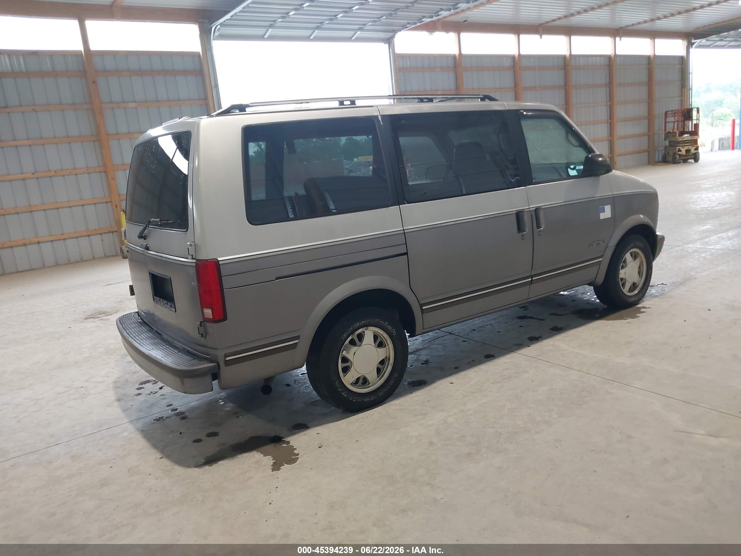 1995 Chevrolet Astro   Silver vin: 1GNDM19WXSB106490