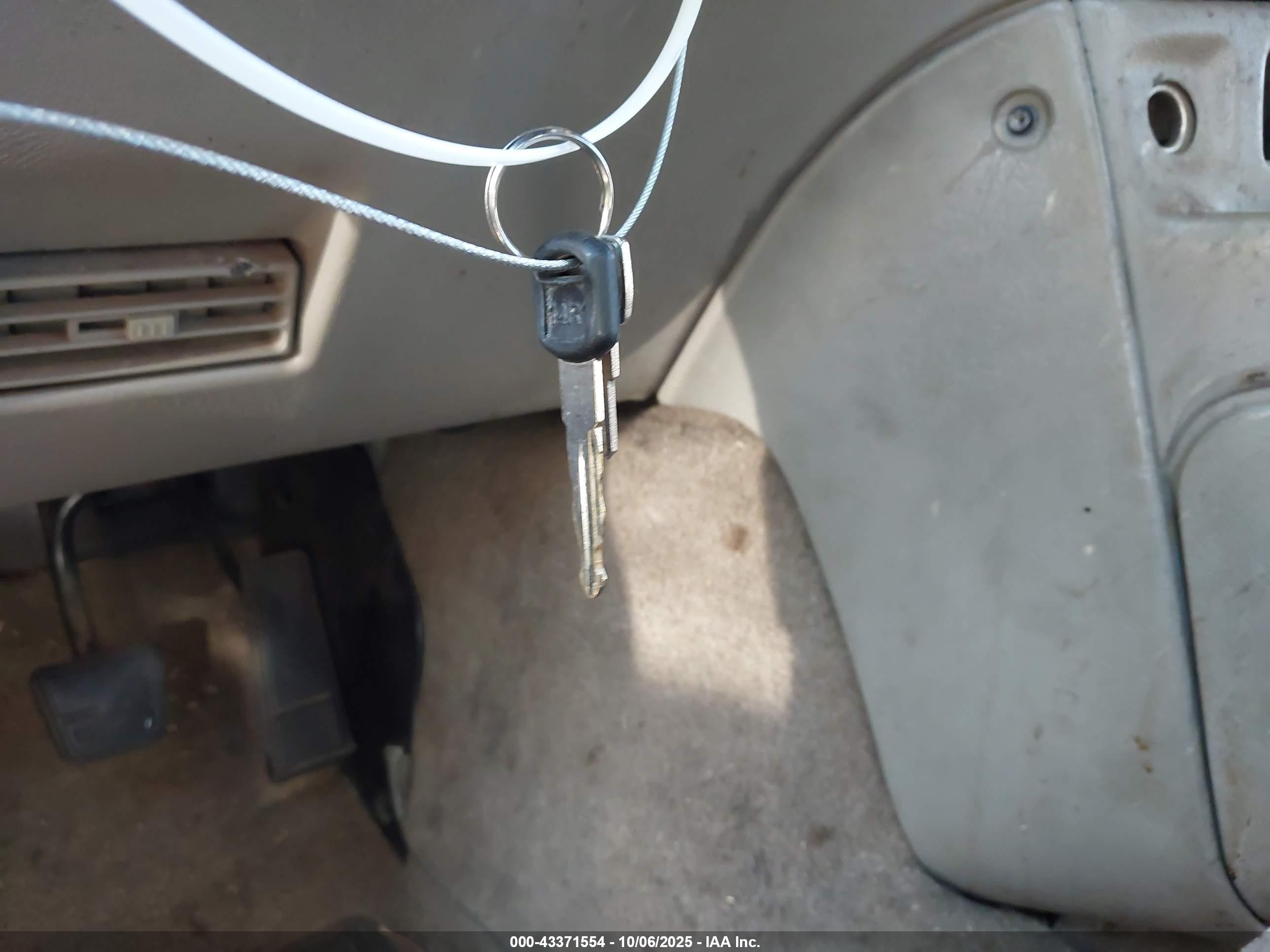 2000 Chevrolet Astro   Серебряный vin: 1GNDM19WXYB124965