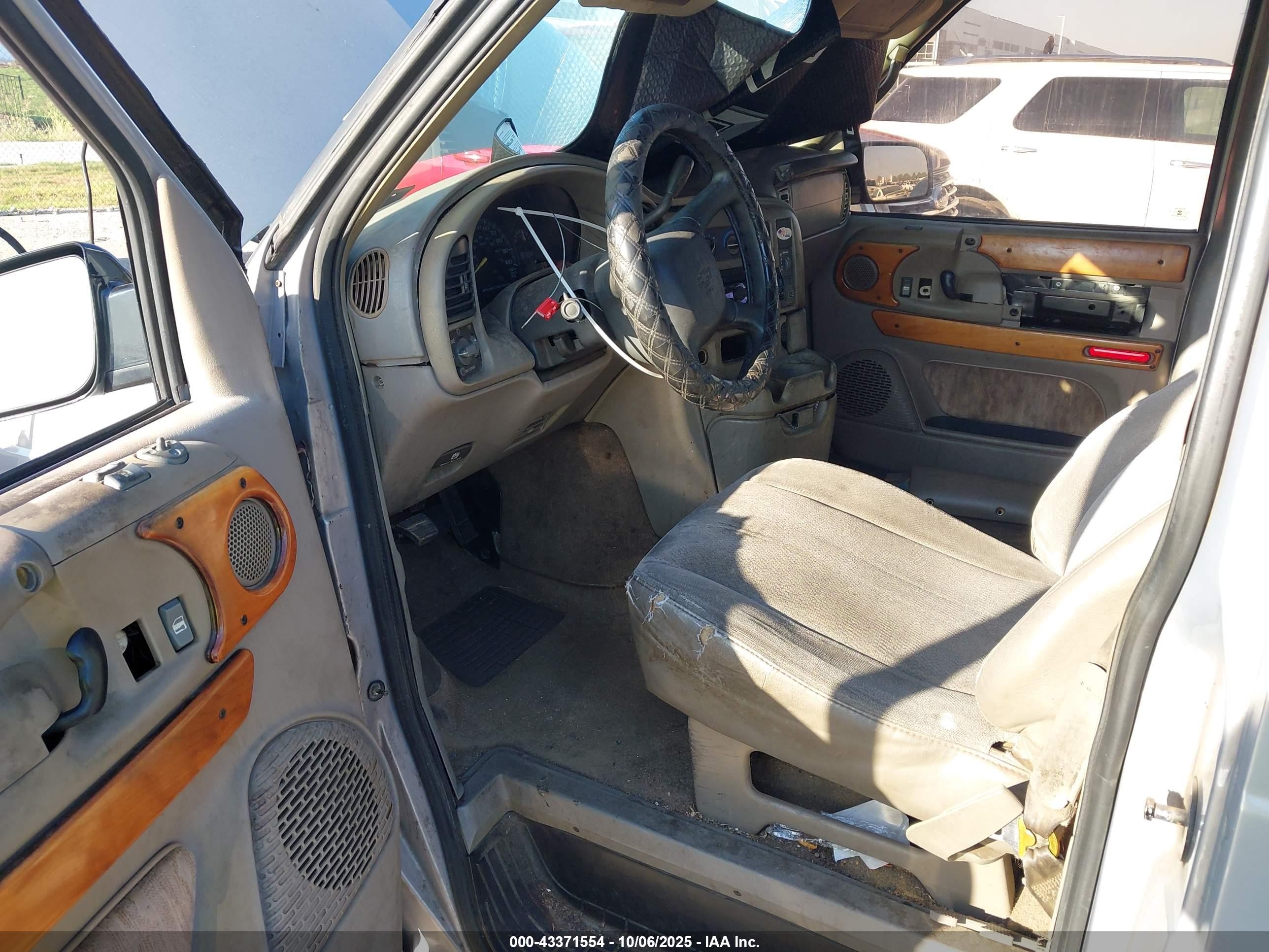 2000 Chevrolet Astro   Серебряный vin: 1GNDM19WXYB124965