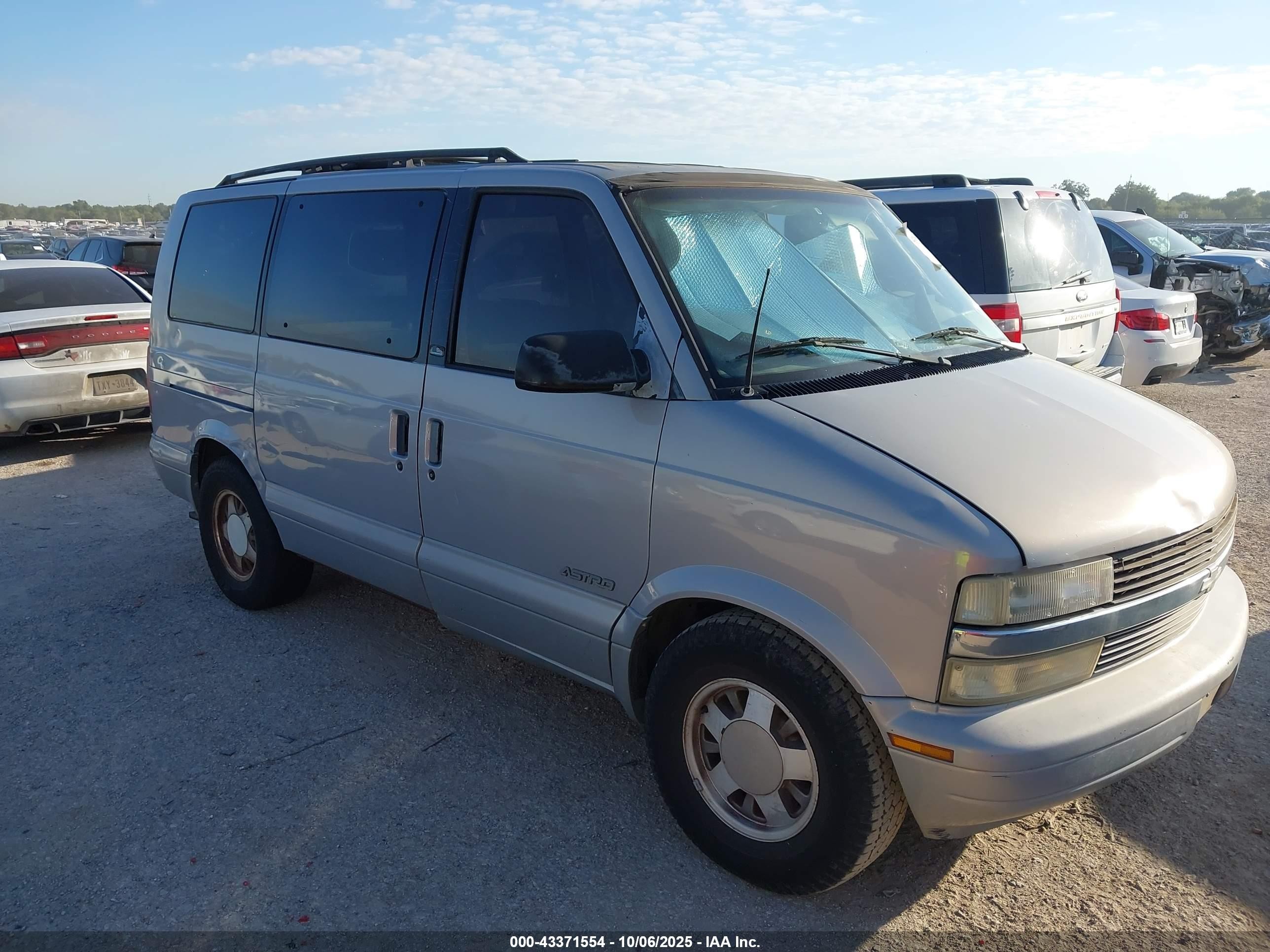2000 Chevrolet Astro   Серебряный vin: 1GNDM19WXYB124965