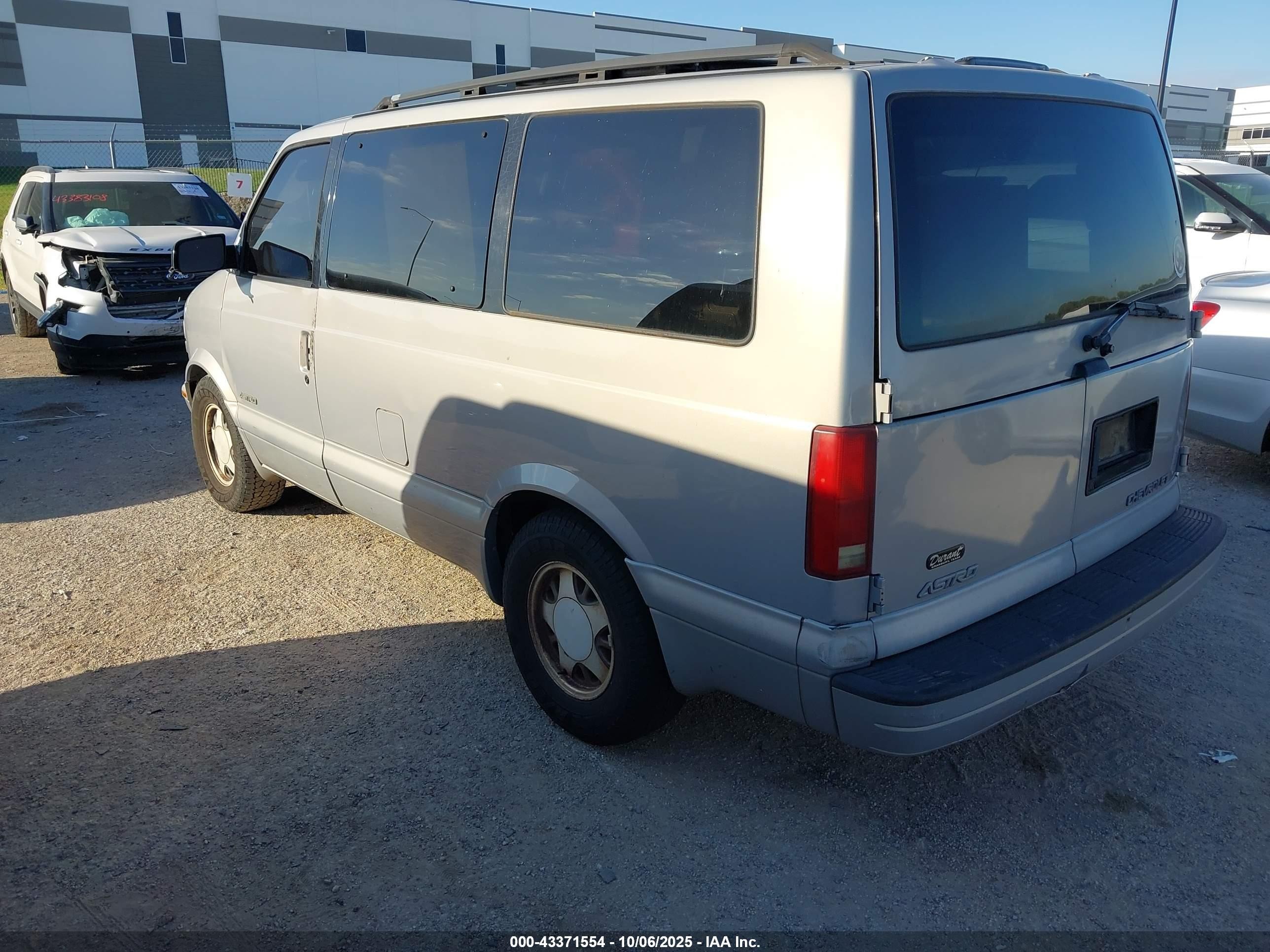2000 Chevrolet Astro   Серебряный vin: 1GNDM19WXYB124965