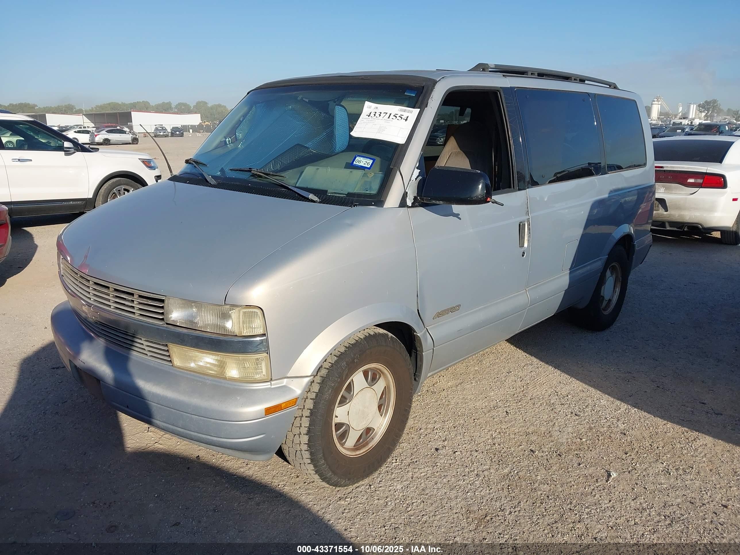 2000 Chevrolet Astro   Серебряный vin: 1GNDM19WXYB124965