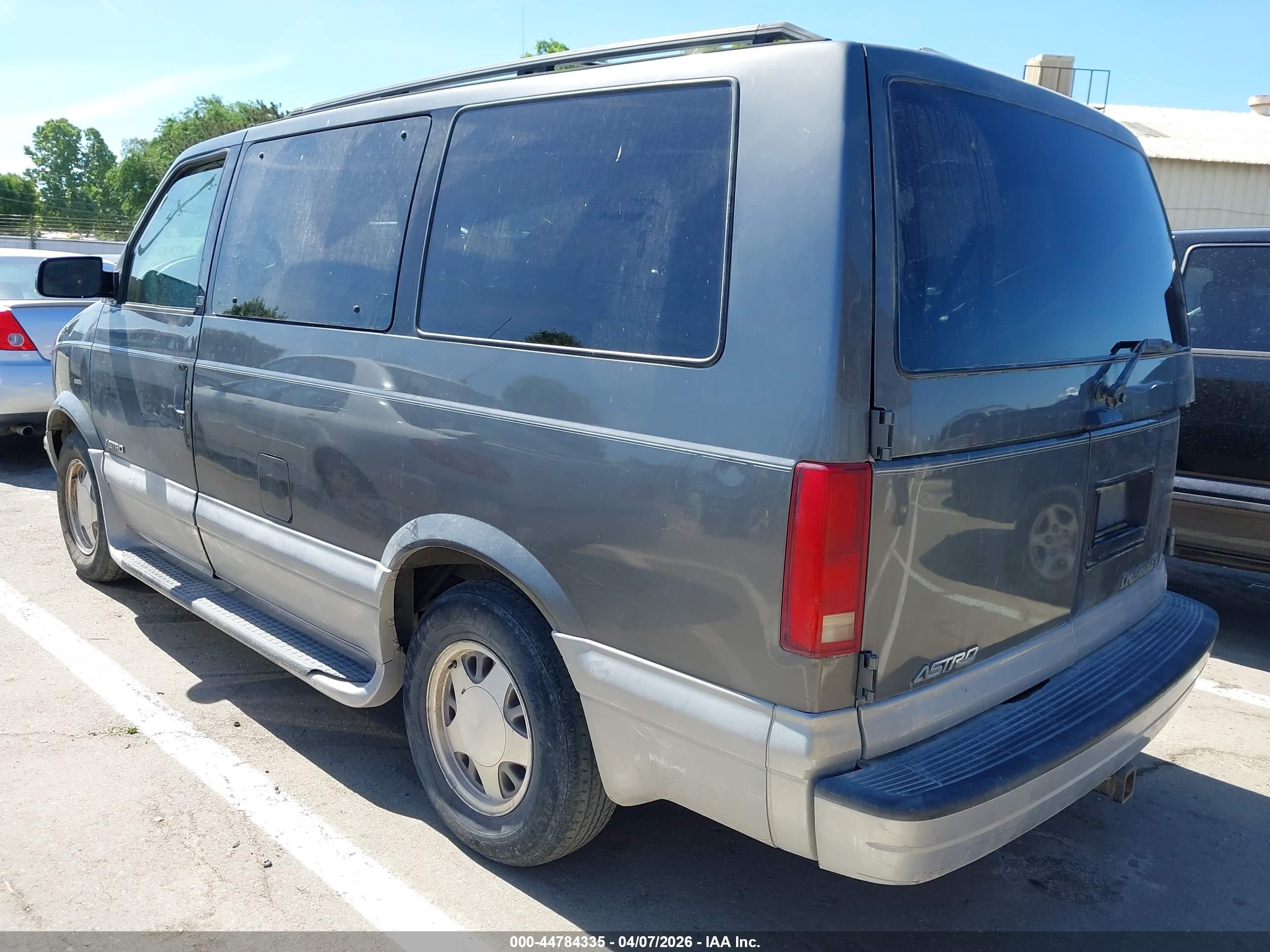 2000 Chevrolet Astro   Gray vin: 1GNDM19WXYB137747