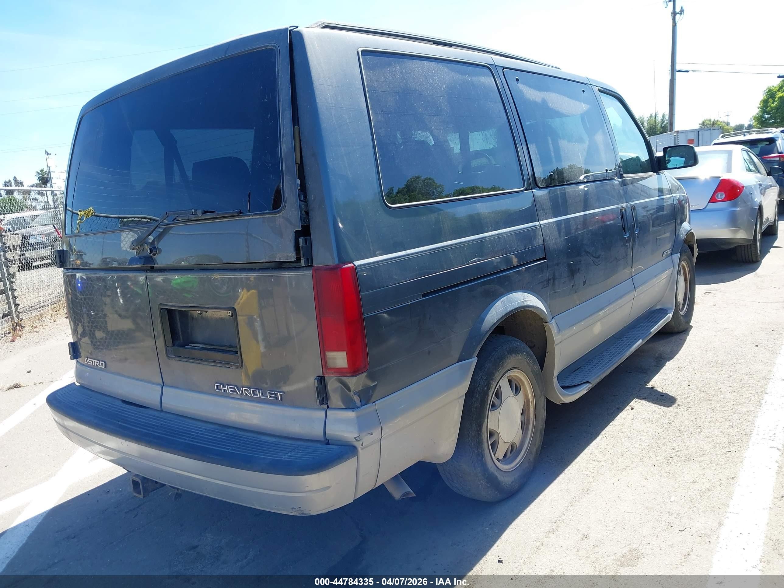 2000 Chevrolet Astro   Gray vin: 1GNDM19WXYB137747