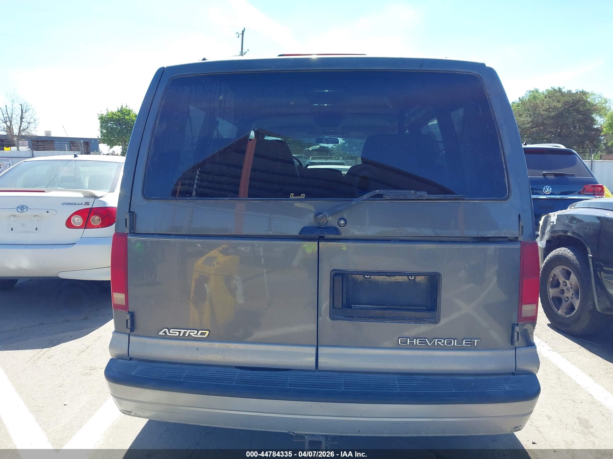 2000 Chevrolet Astro   Gray vin: 1GNDM19WXYB137747
