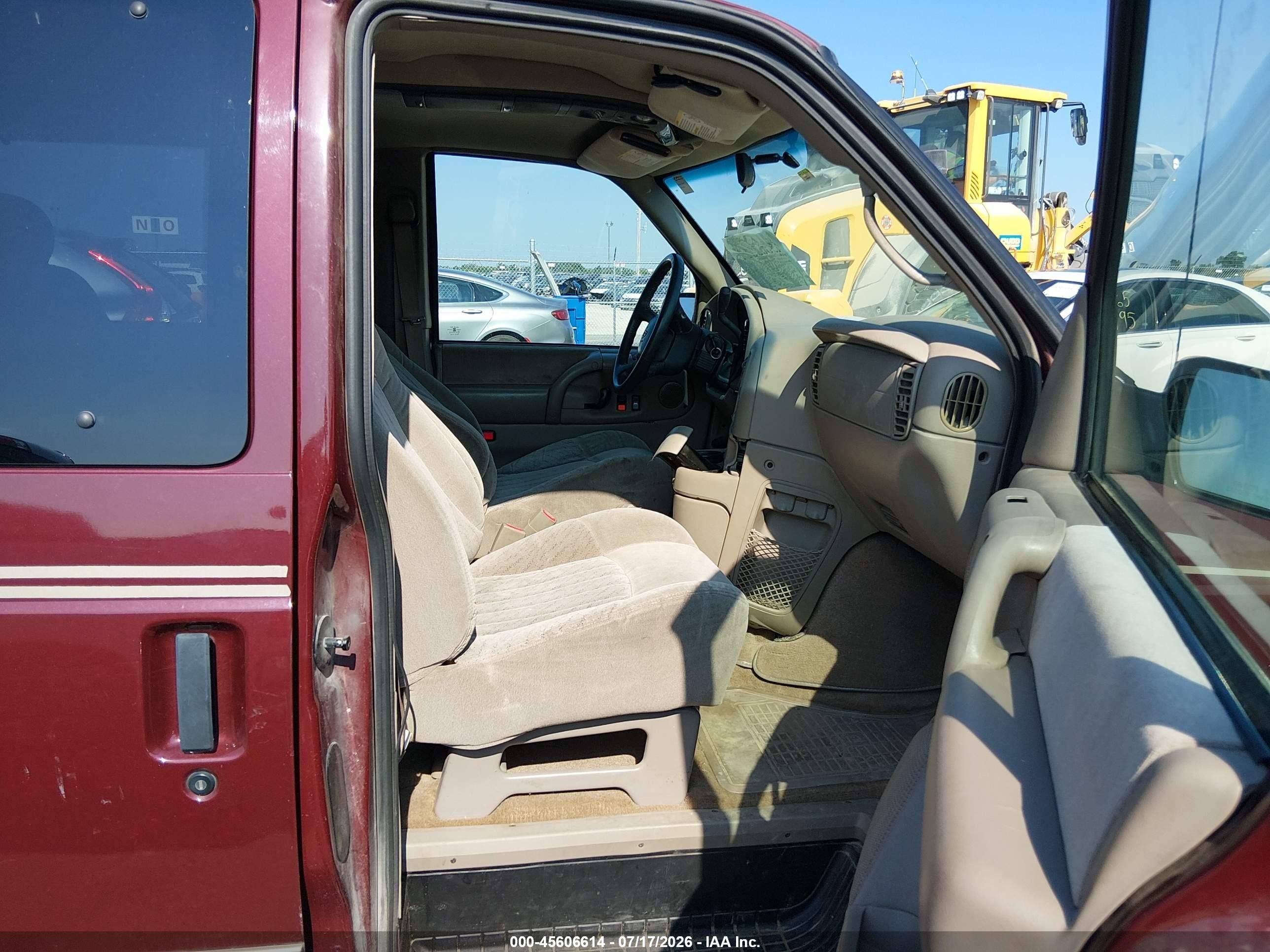 2003 Chevrolet Astro Passenger   Бордовый vin: 1GNDM19X03B147429