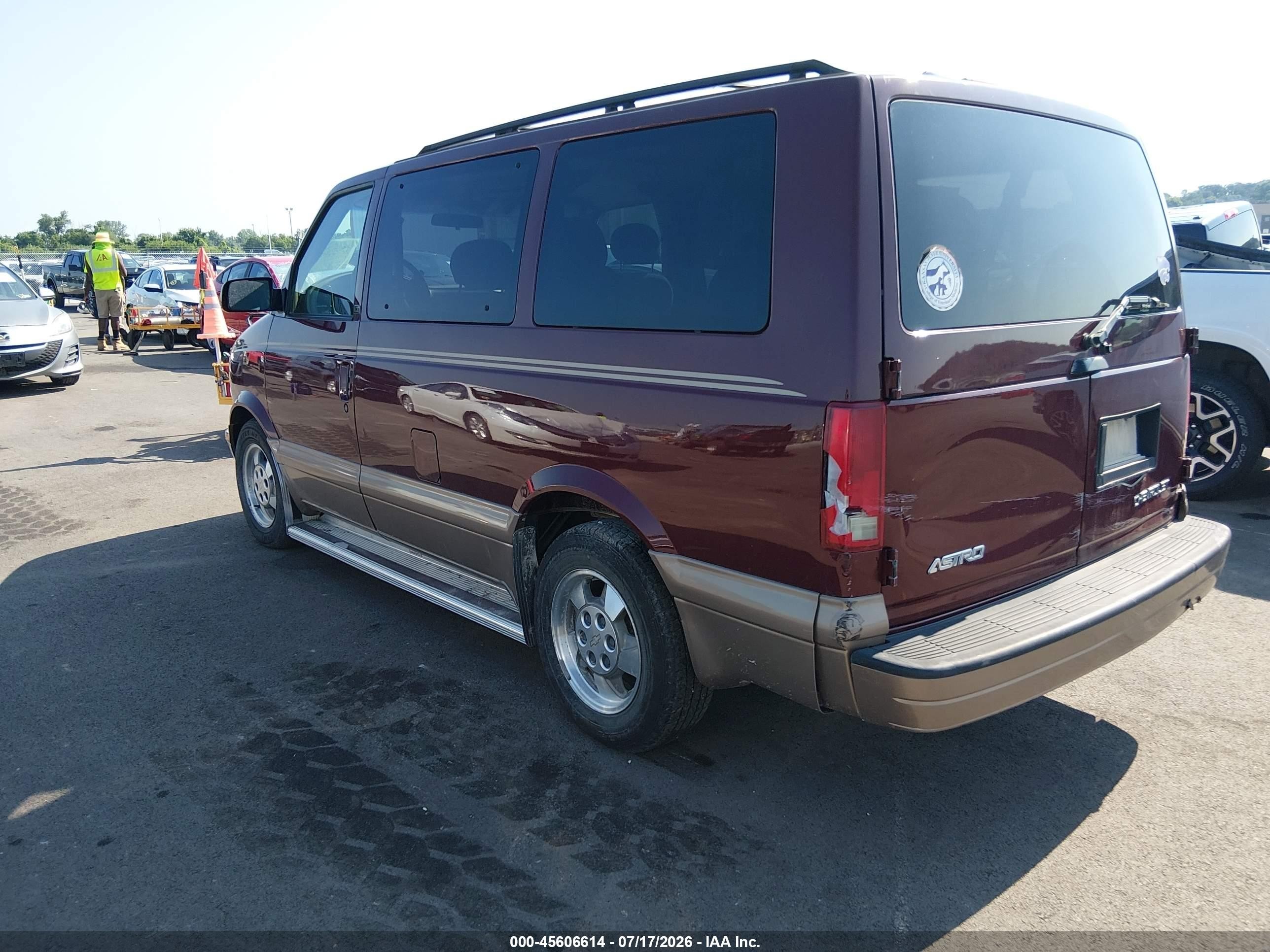 2003 Chevrolet Astro Passenger   Бордовый vin: 1GNDM19X03B147429