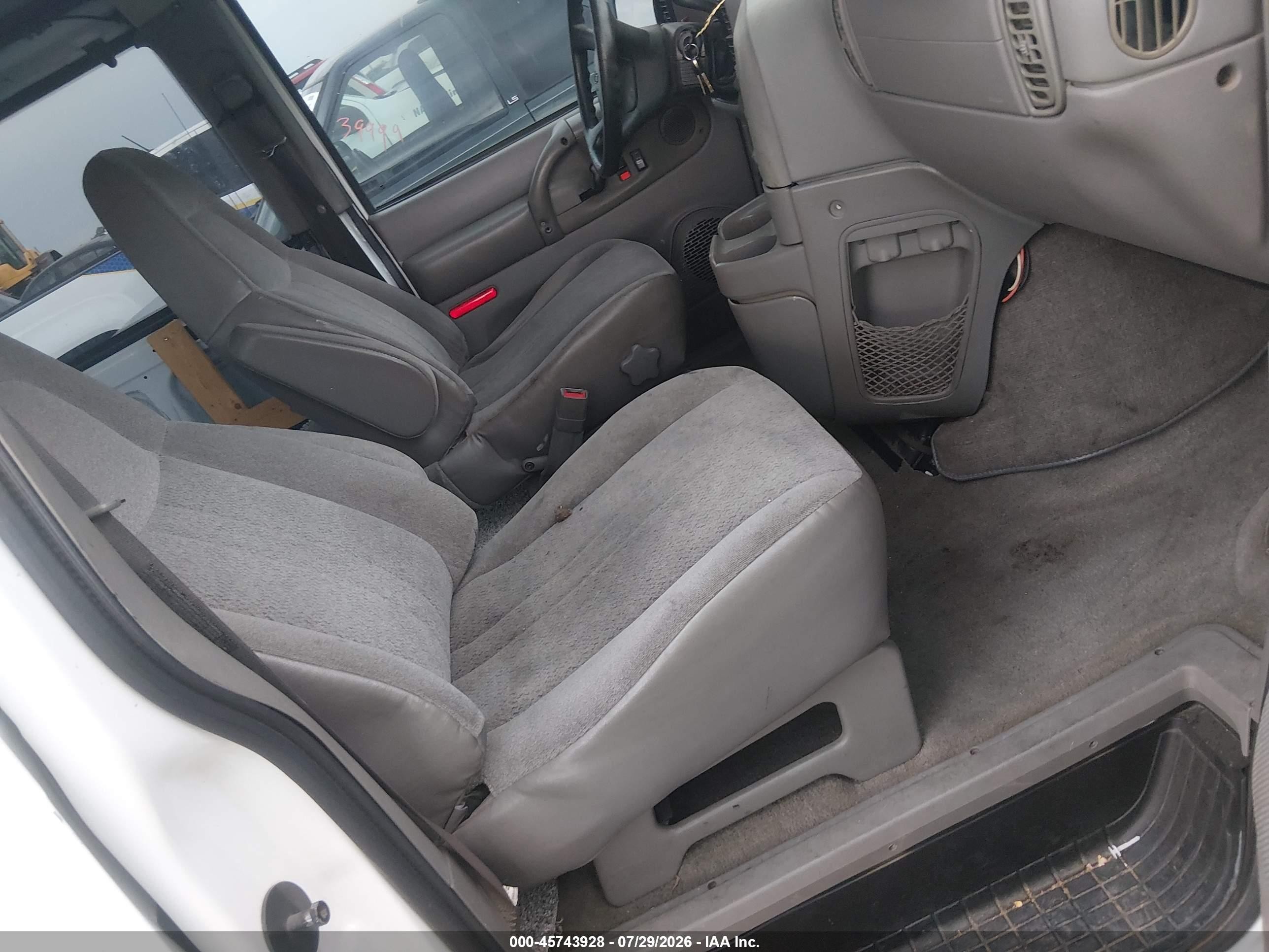 2005 Chevrolet Astro Passenger   White vin: 1GNDM19X05B125322