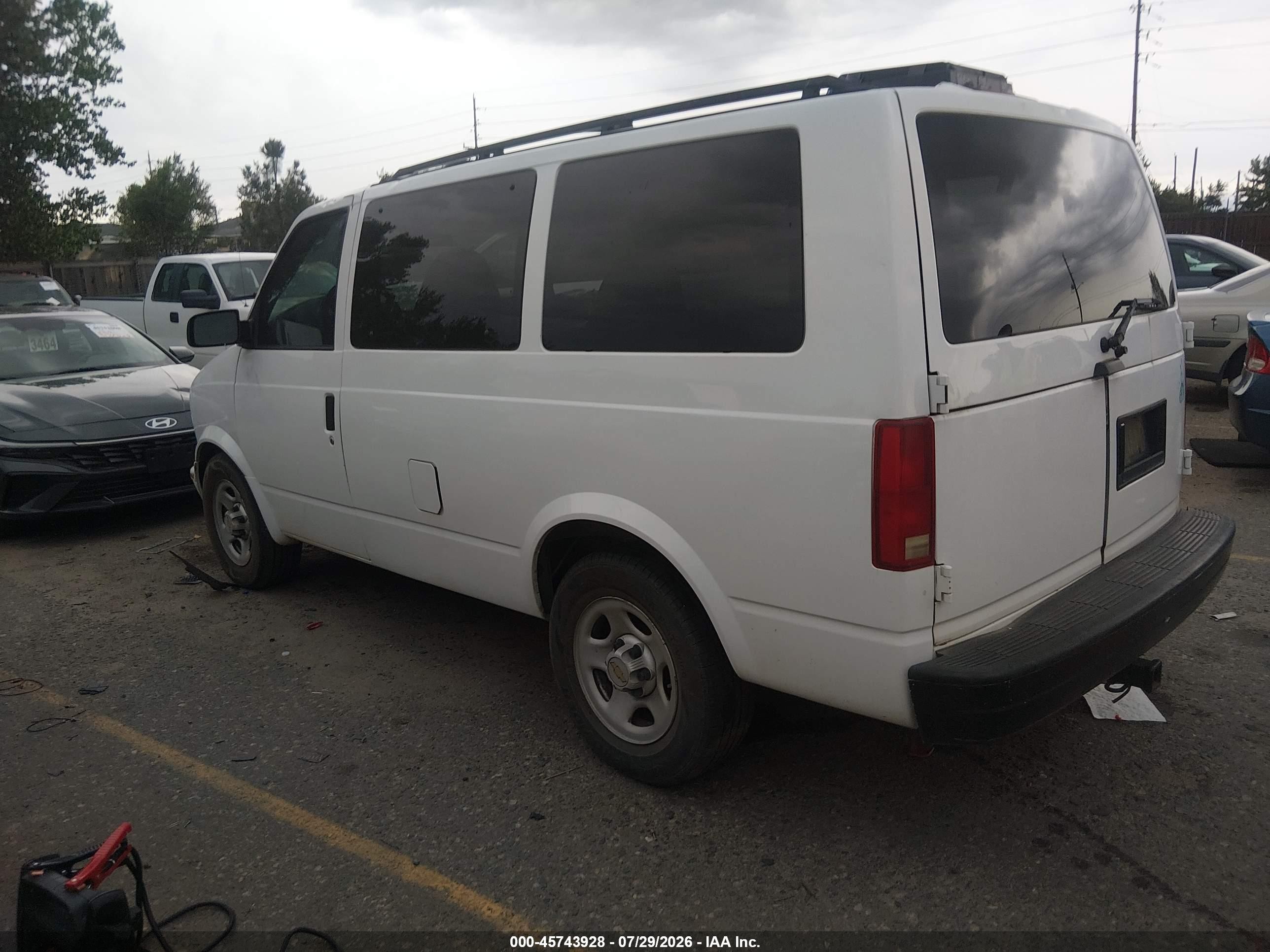 2005 Chevrolet Astro Passenger   White vin: 1GNDM19X05B125322