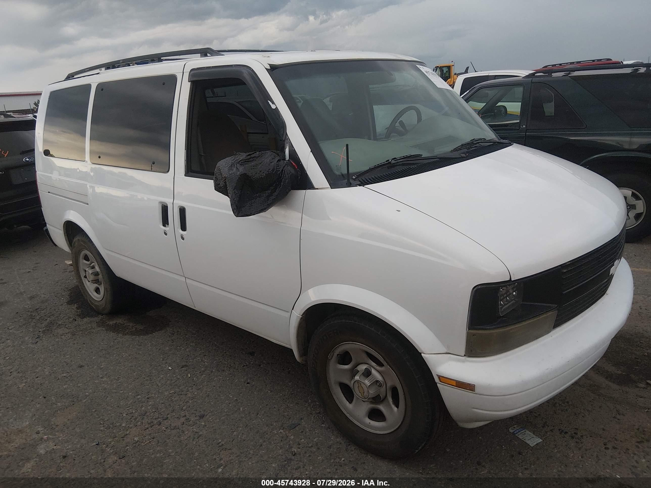 2005 Chevrolet Astro Passenger   White vin: 1GNDM19X05B125322