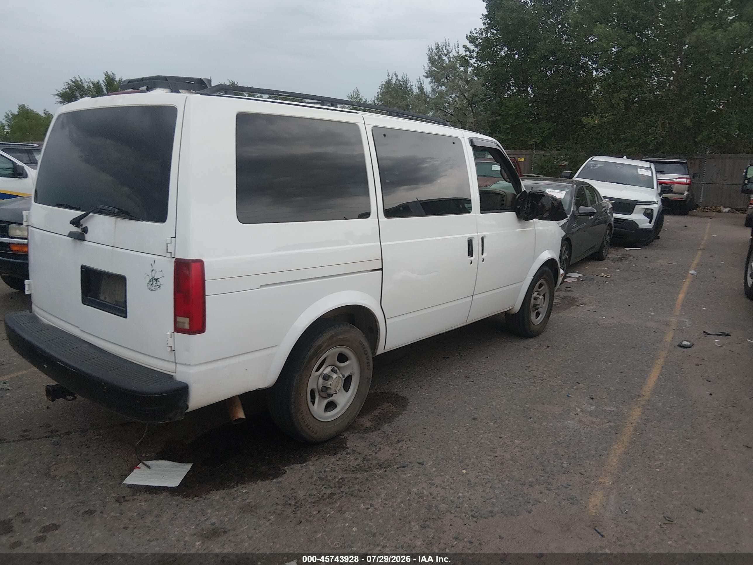 2005 Chevrolet Astro Passenger   White vin: 1GNDM19X05B125322