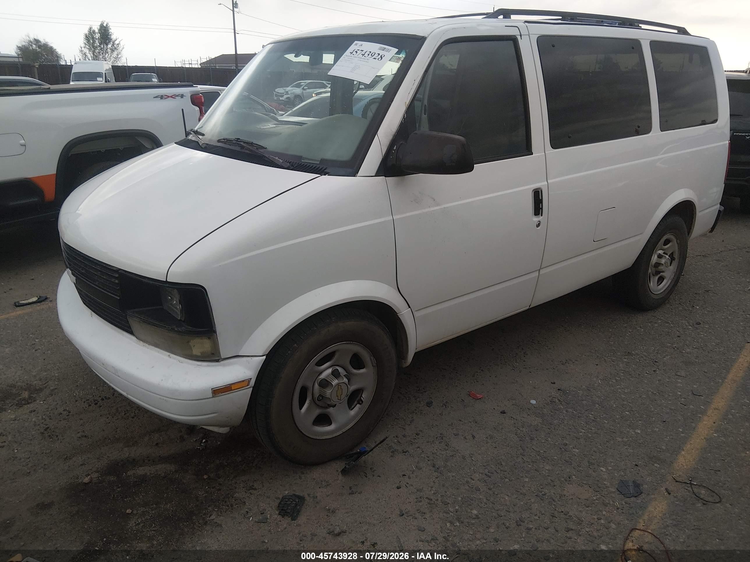 2005 Chevrolet Astro Passenger   White vin: 1GNDM19X05B125322
