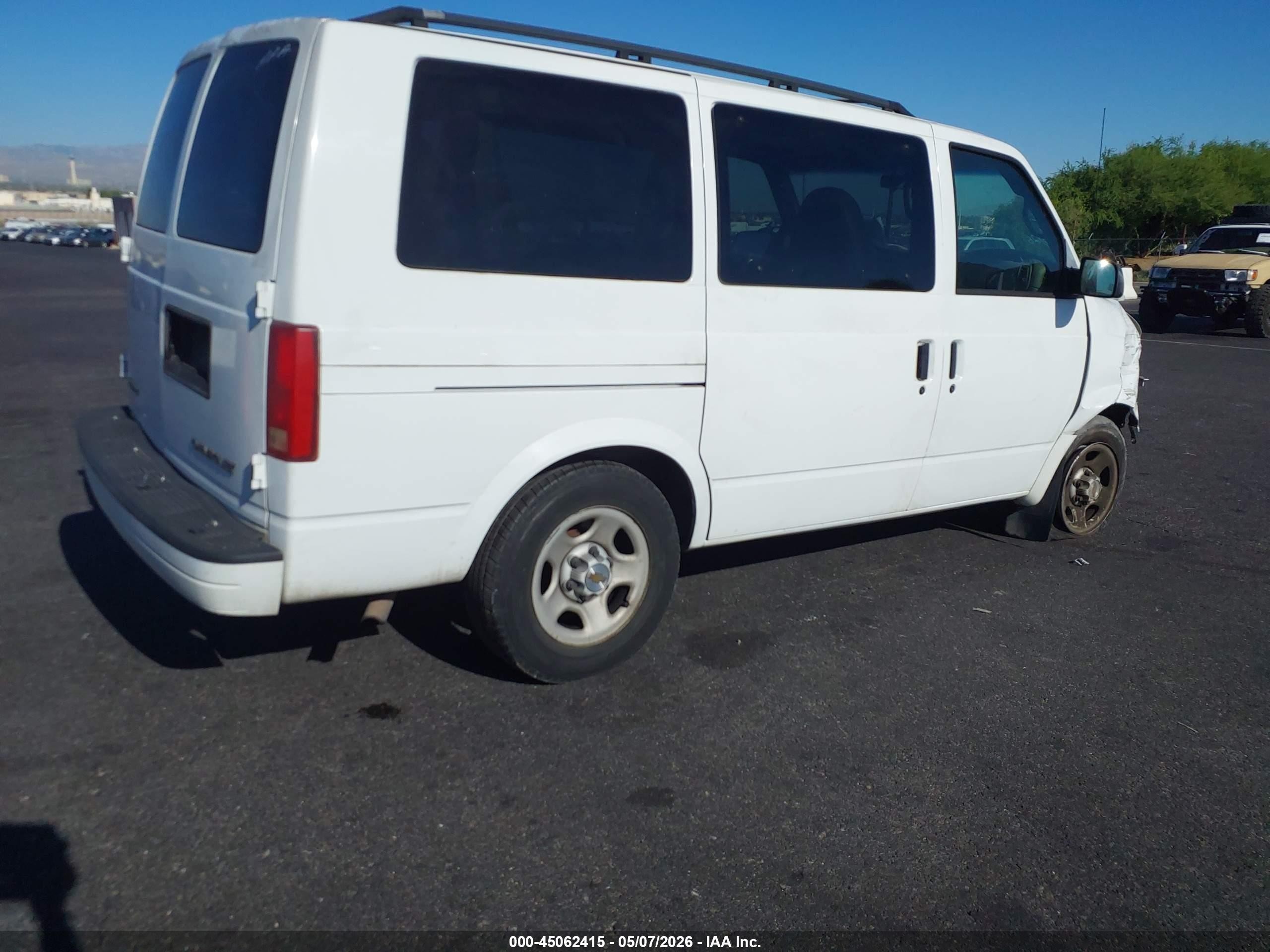 2003 Chevrolet Astro   White vin: 1GNDM19X13B101950