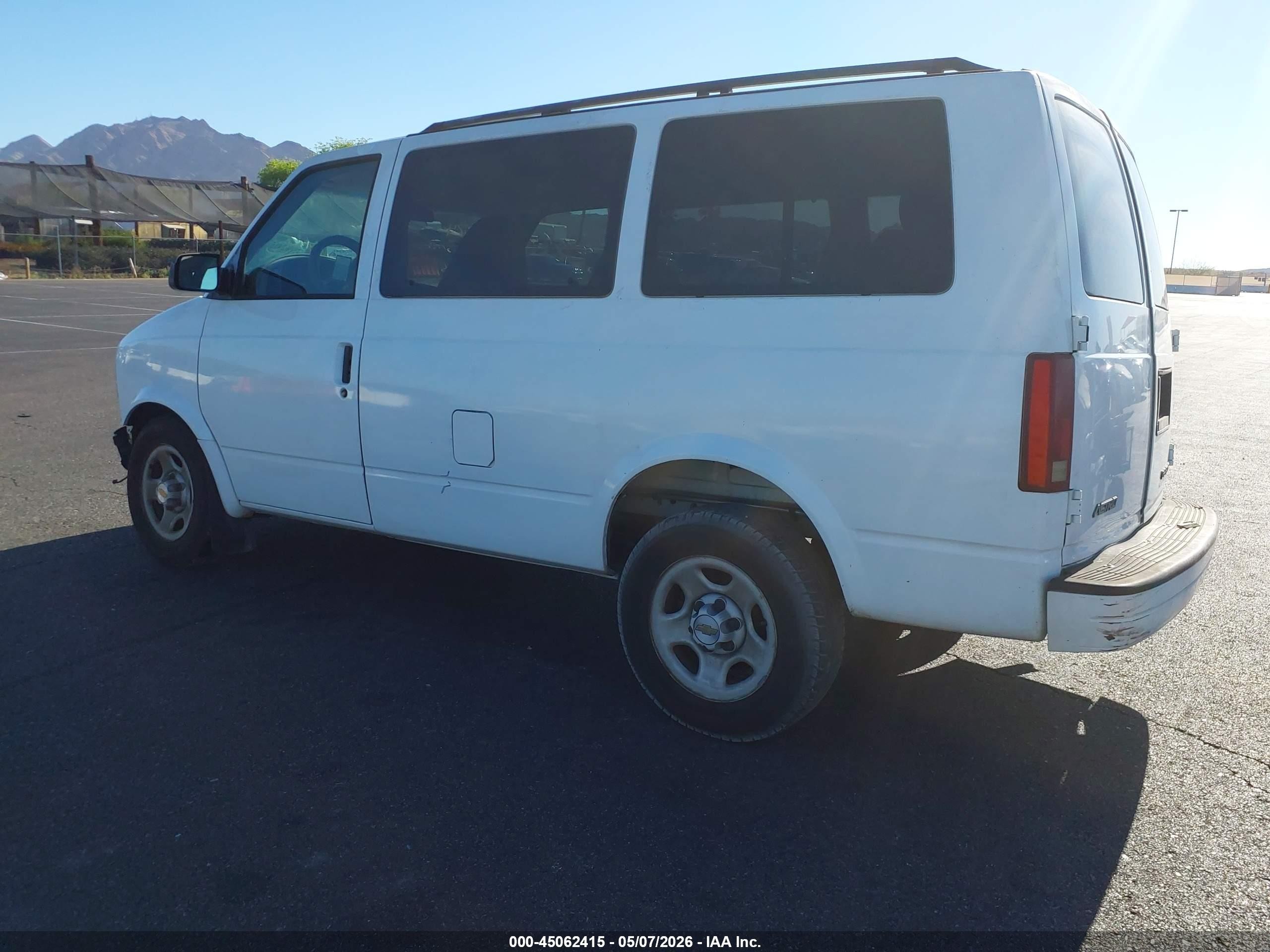 2003 Chevrolet Astro   White vin: 1GNDM19X13B101950