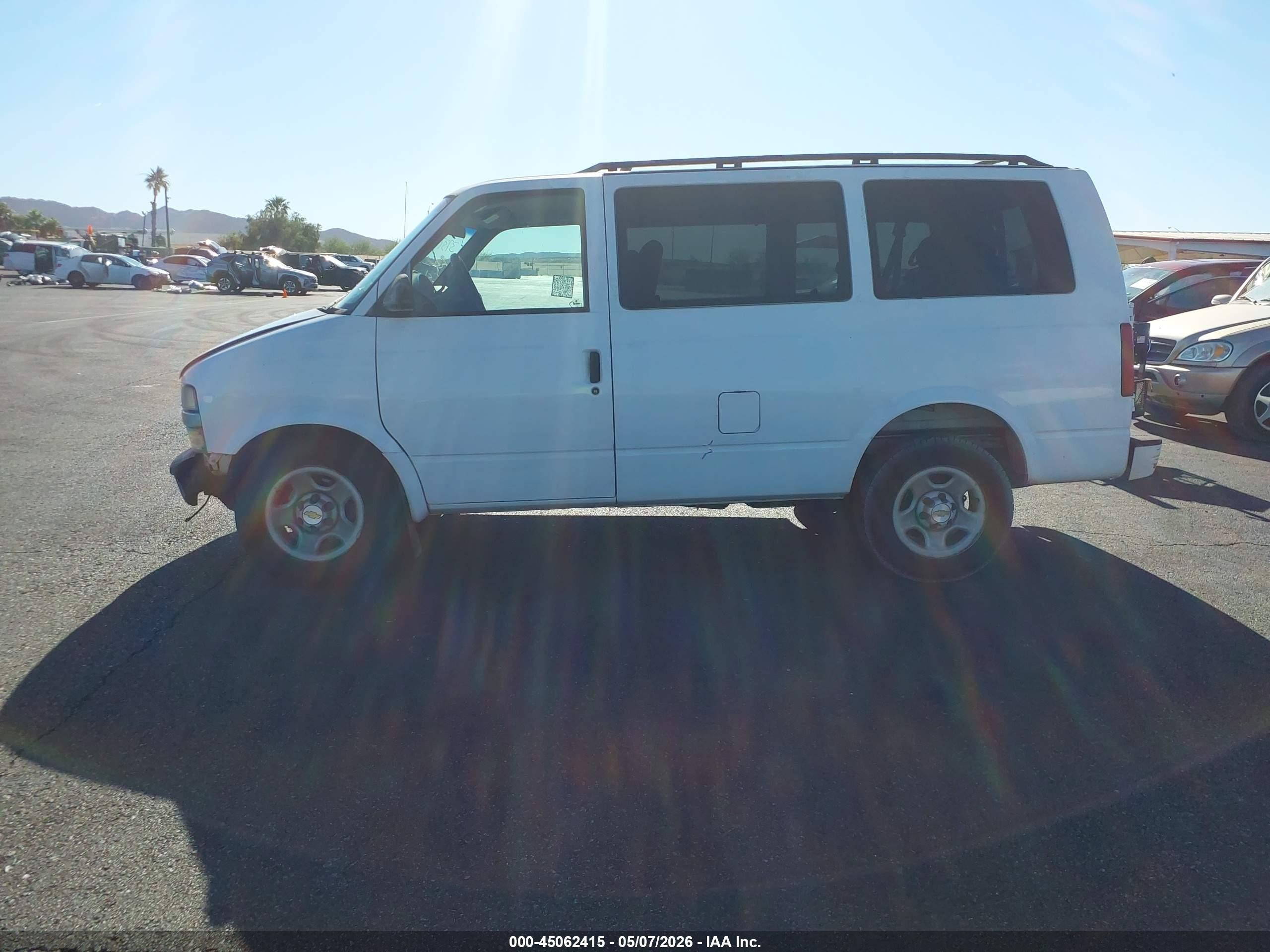 2003 Chevrolet Astro   White vin: 1GNDM19X13B101950