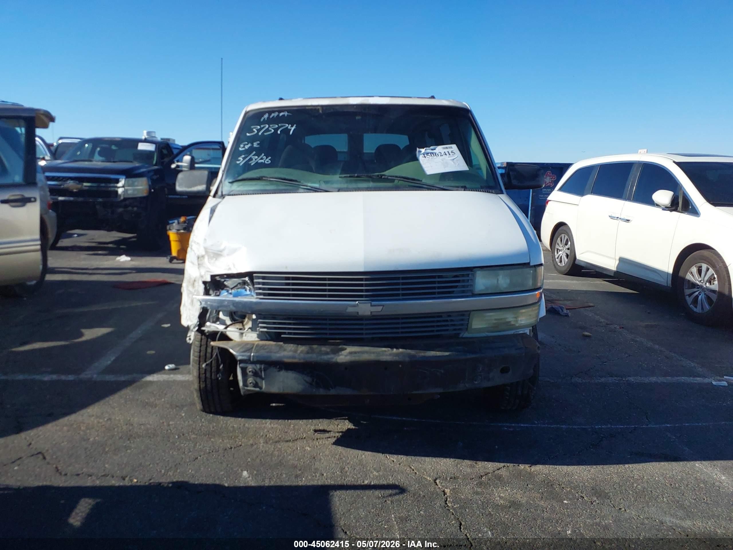 2003 Chevrolet Astro   White vin: 1GNDM19X13B101950