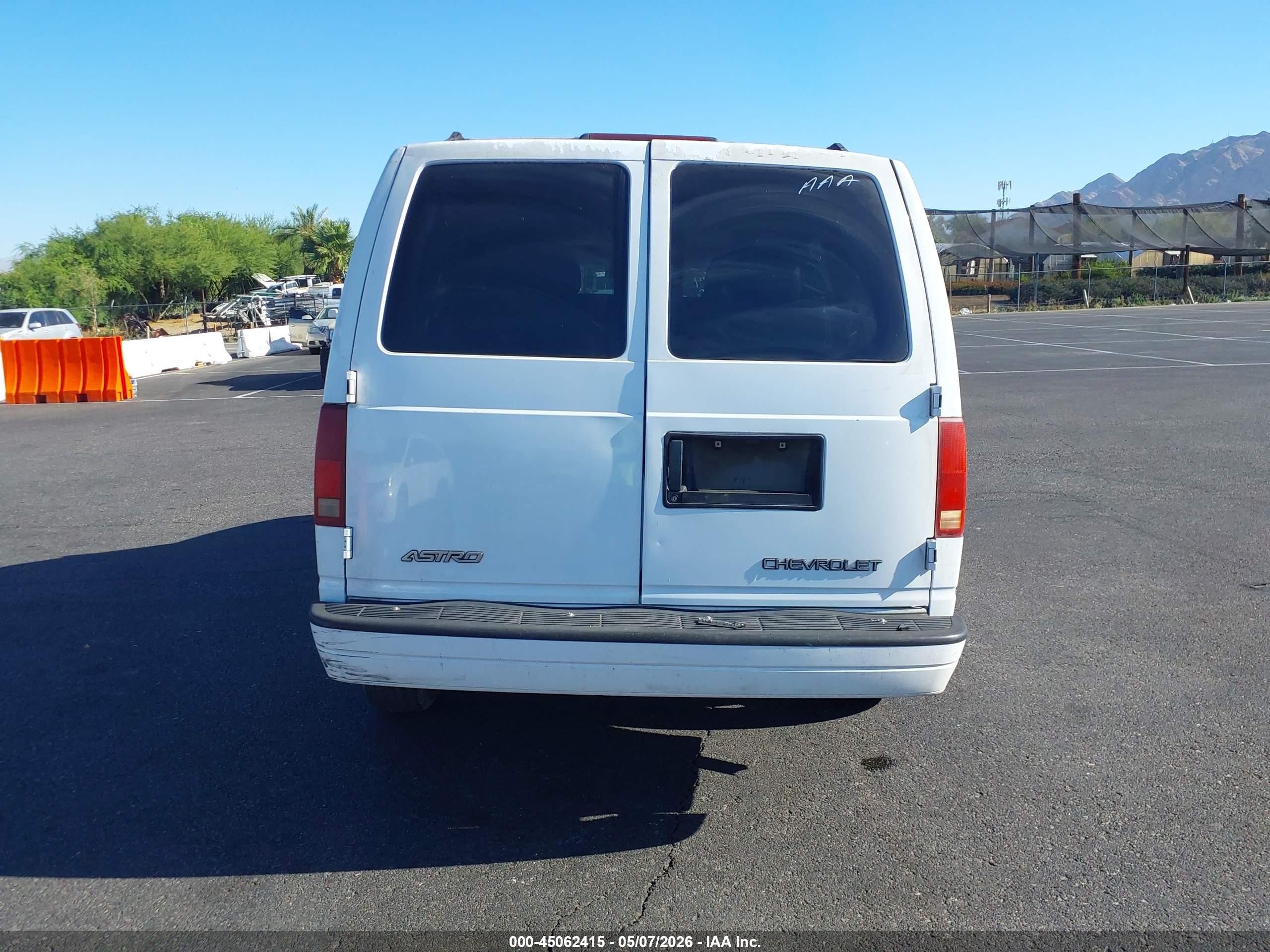 2003 Chevrolet Astro   White vin: 1GNDM19X13B101950