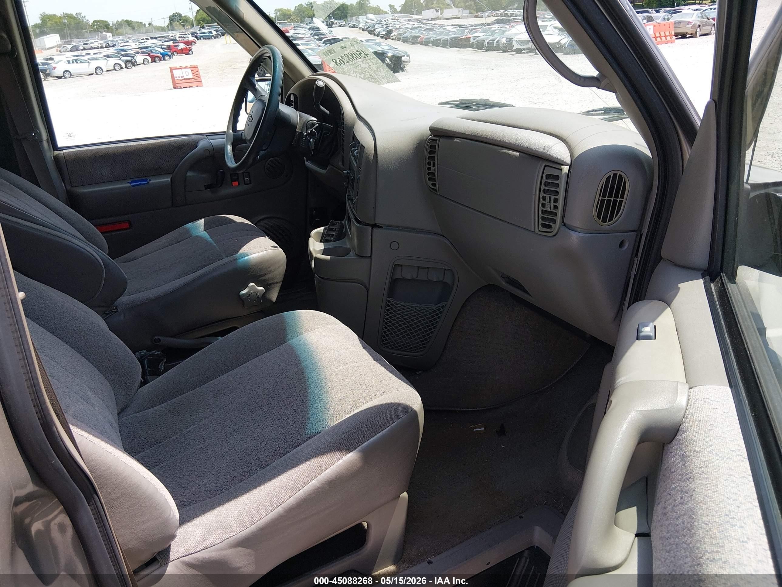 2003 Chevrolet Astro   Tan vin: 1GNDM19X33B141530