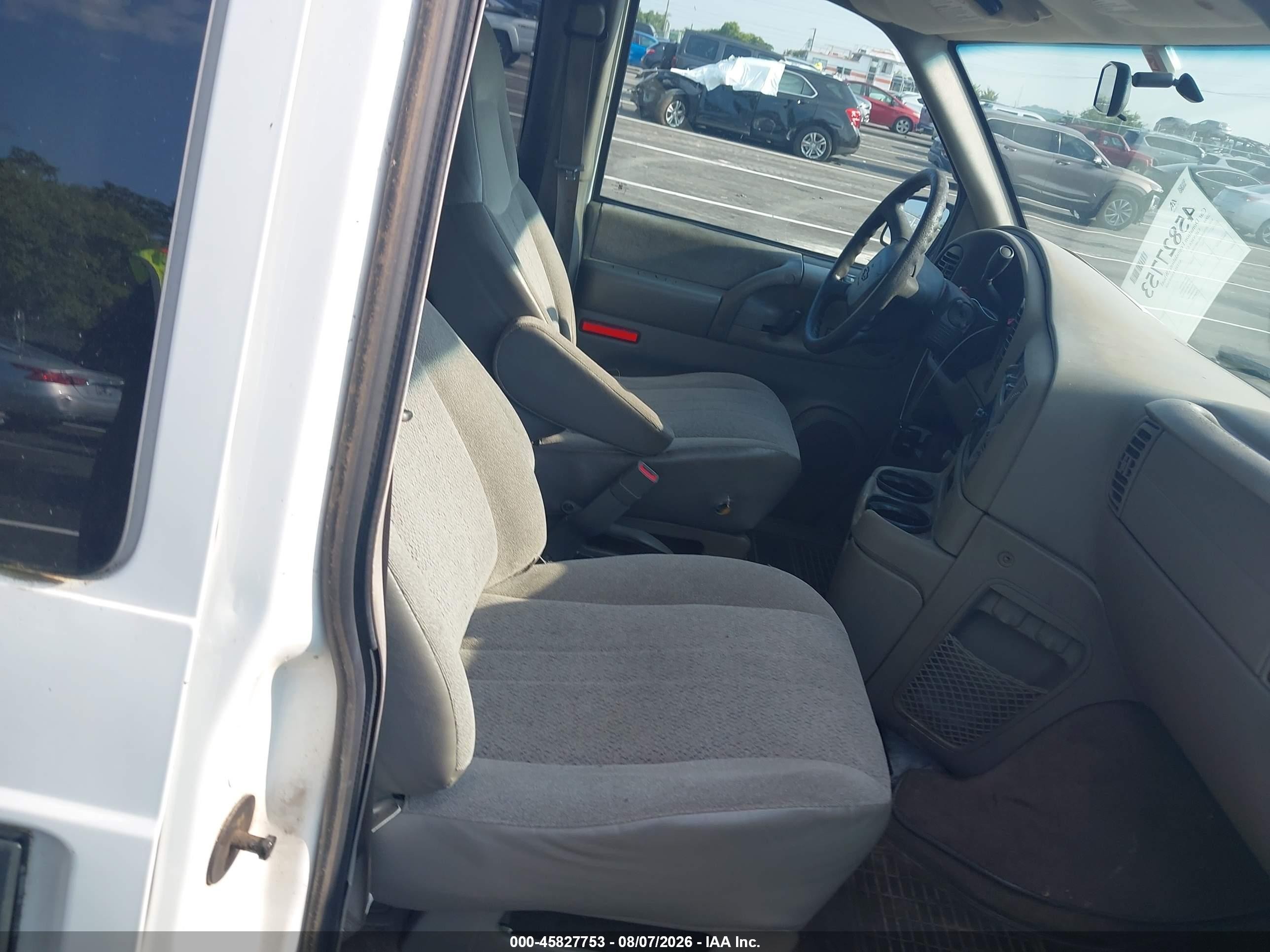 2004 Chevrolet Astro Passenger   White vin: 1GNDM19X34B127631