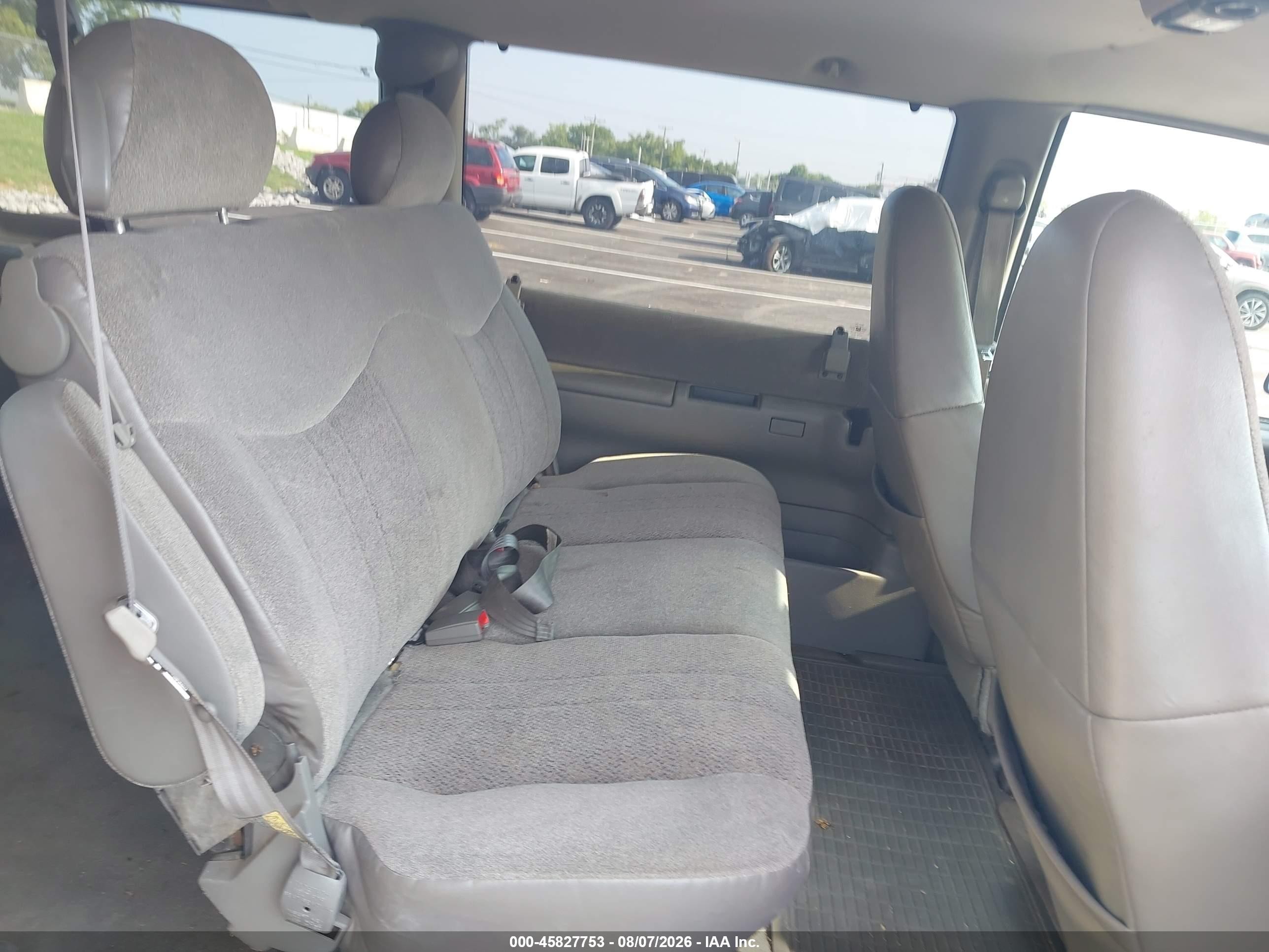 2004 Chevrolet Astro Passenger   White vin: 1GNDM19X34B127631