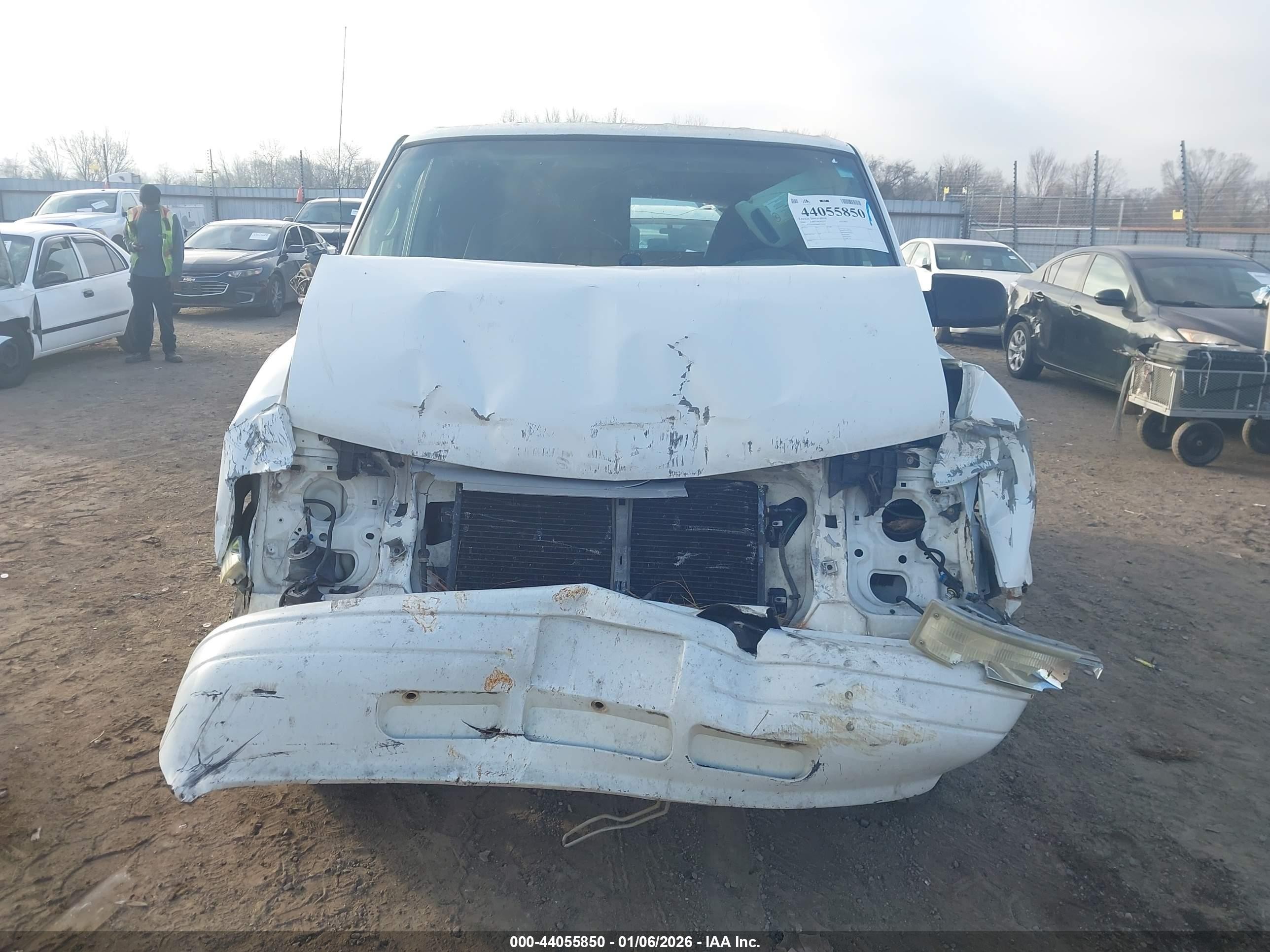 2004 Chevrolet Astro   White vin: 1GNDM19X44B111065