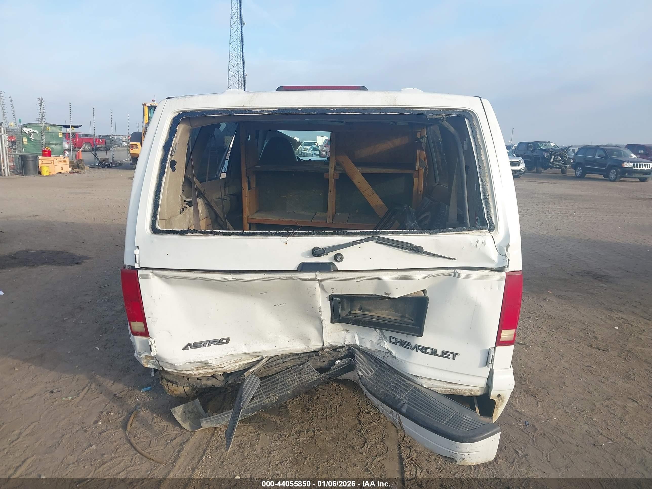 2004 Chevrolet Astro   White vin: 1GNDM19X44B111065