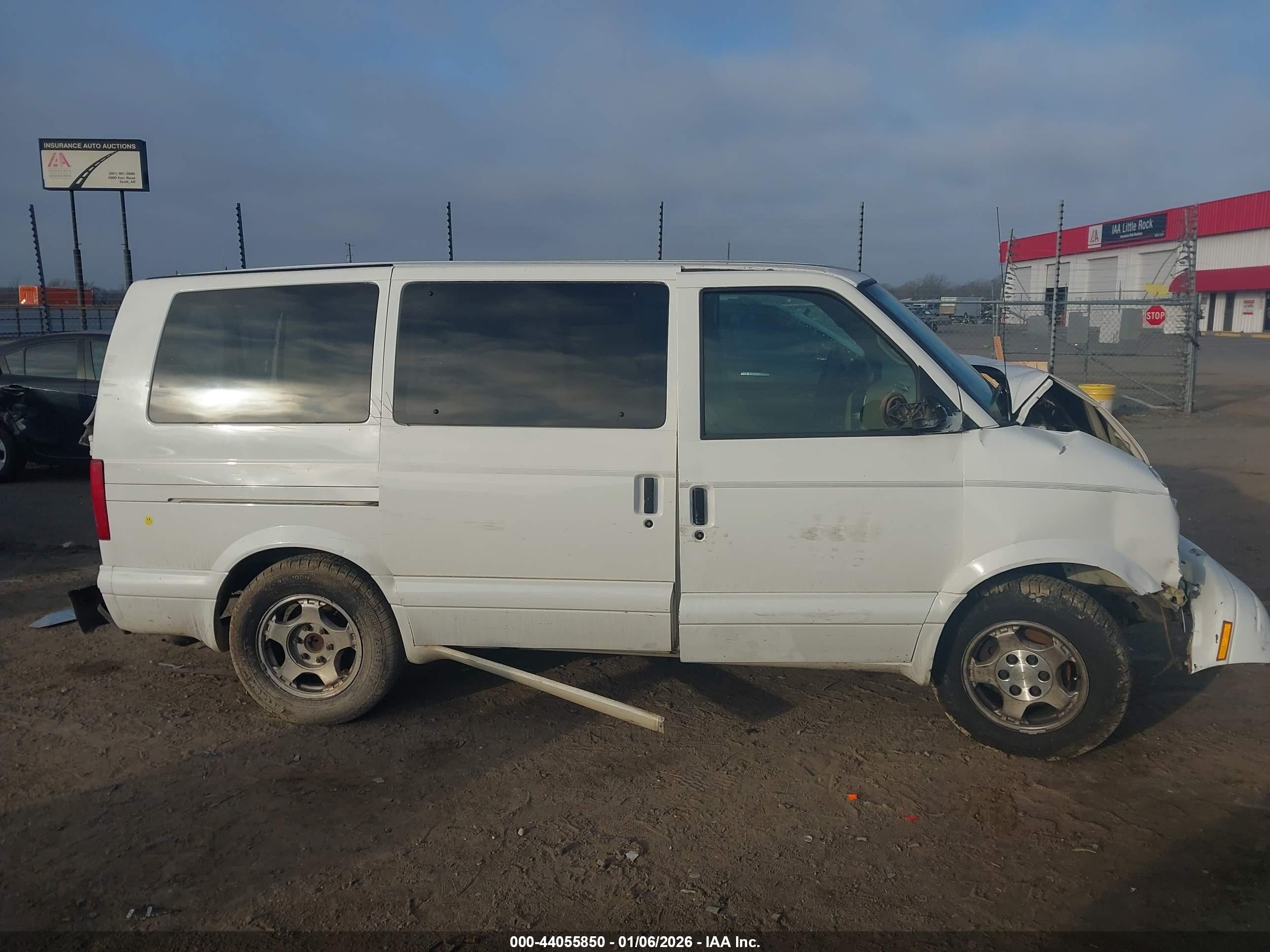 2004 Chevrolet Astro   White vin: 1GNDM19X44B111065