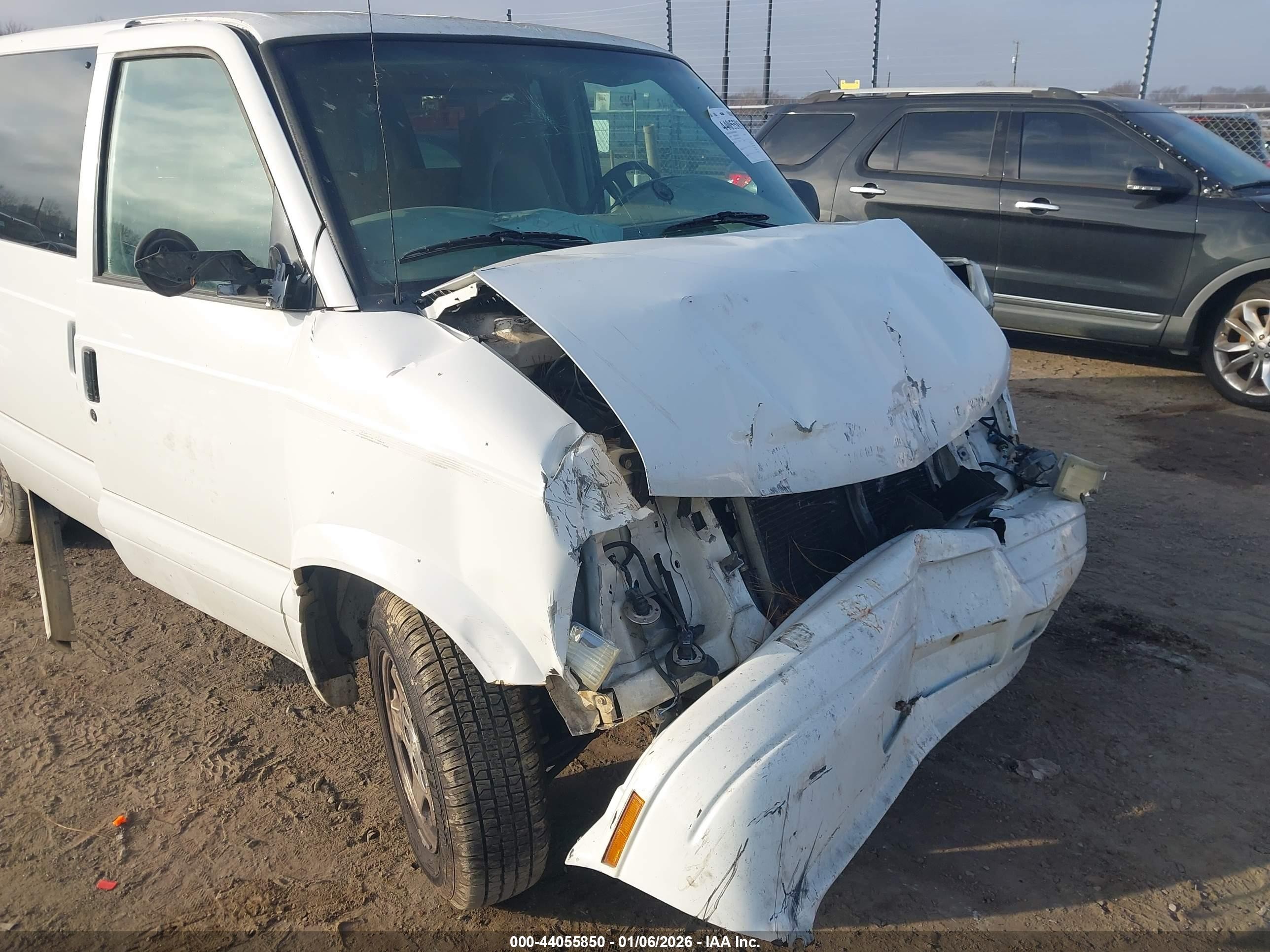 2004 Chevrolet Astro   White vin: 1GNDM19X44B111065