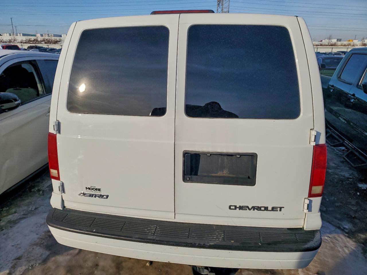 2004 Chevrolet Astro White vin: 1GNDM19X44B131672