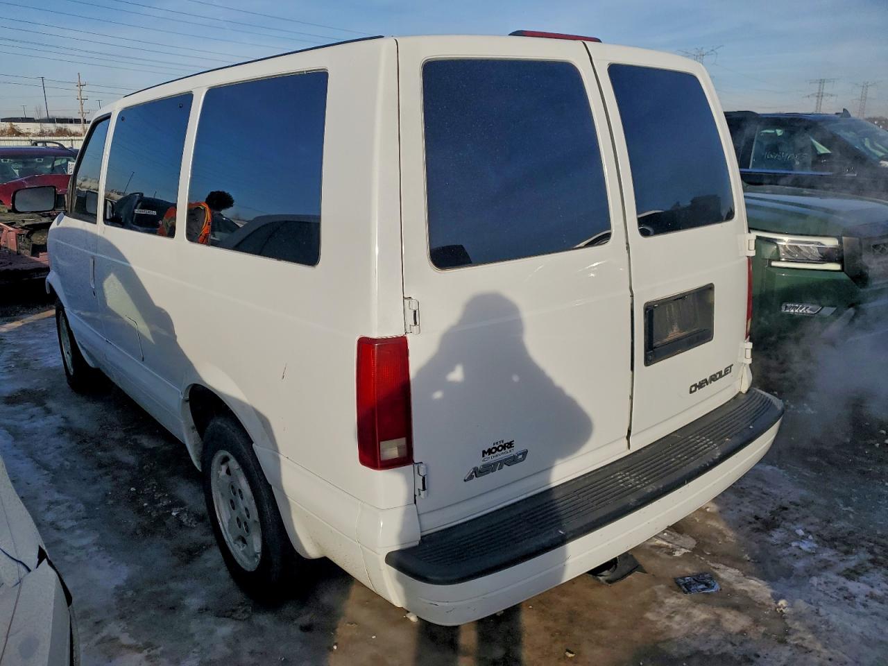 2004 Chevrolet Astro White vin: 1GNDM19X44B131672